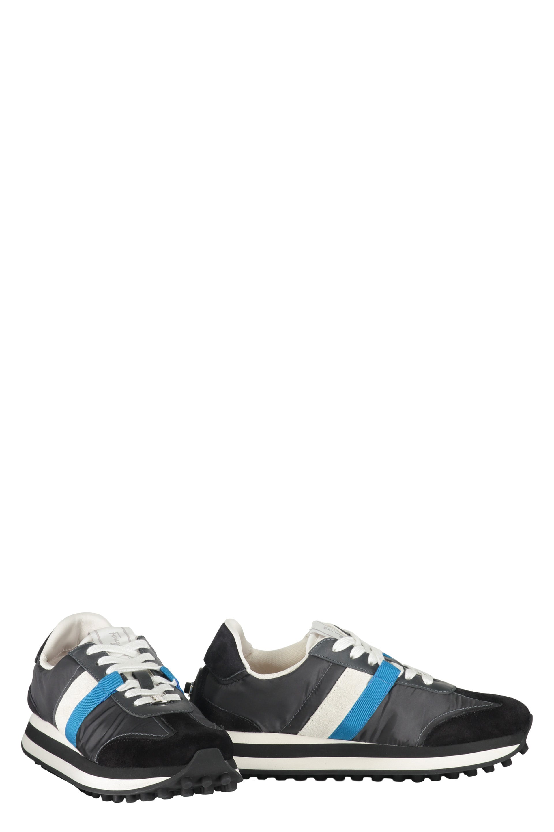 Low-top sneakers