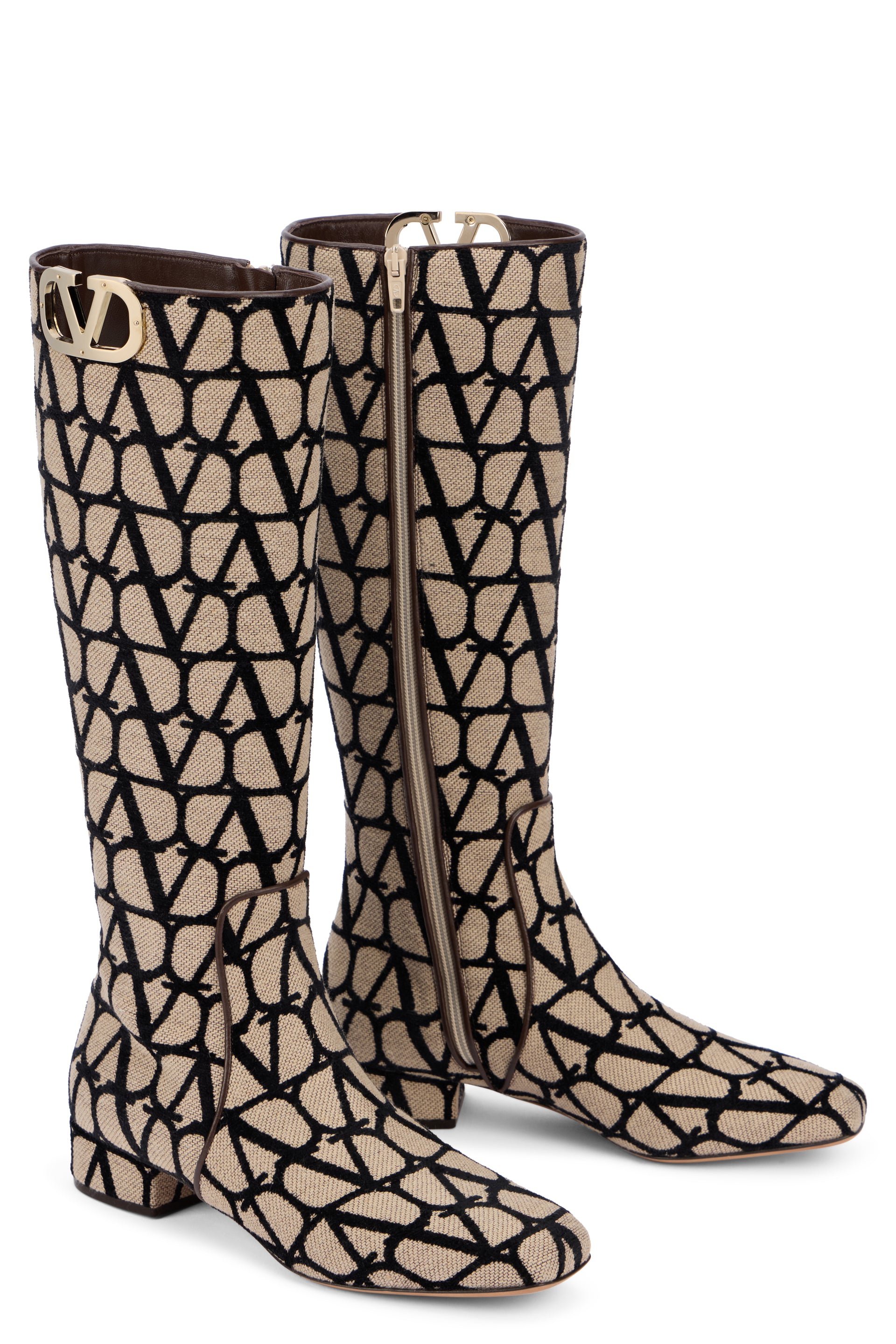Elegant tall boots with distinctive design