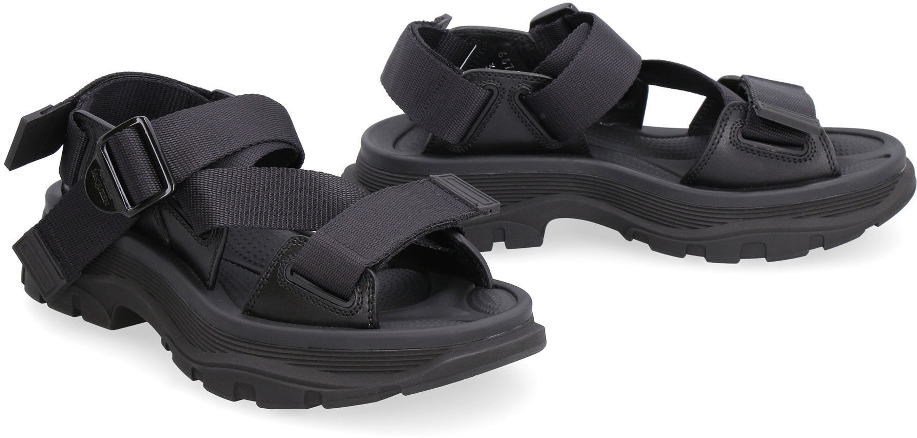 Tread flat sandals