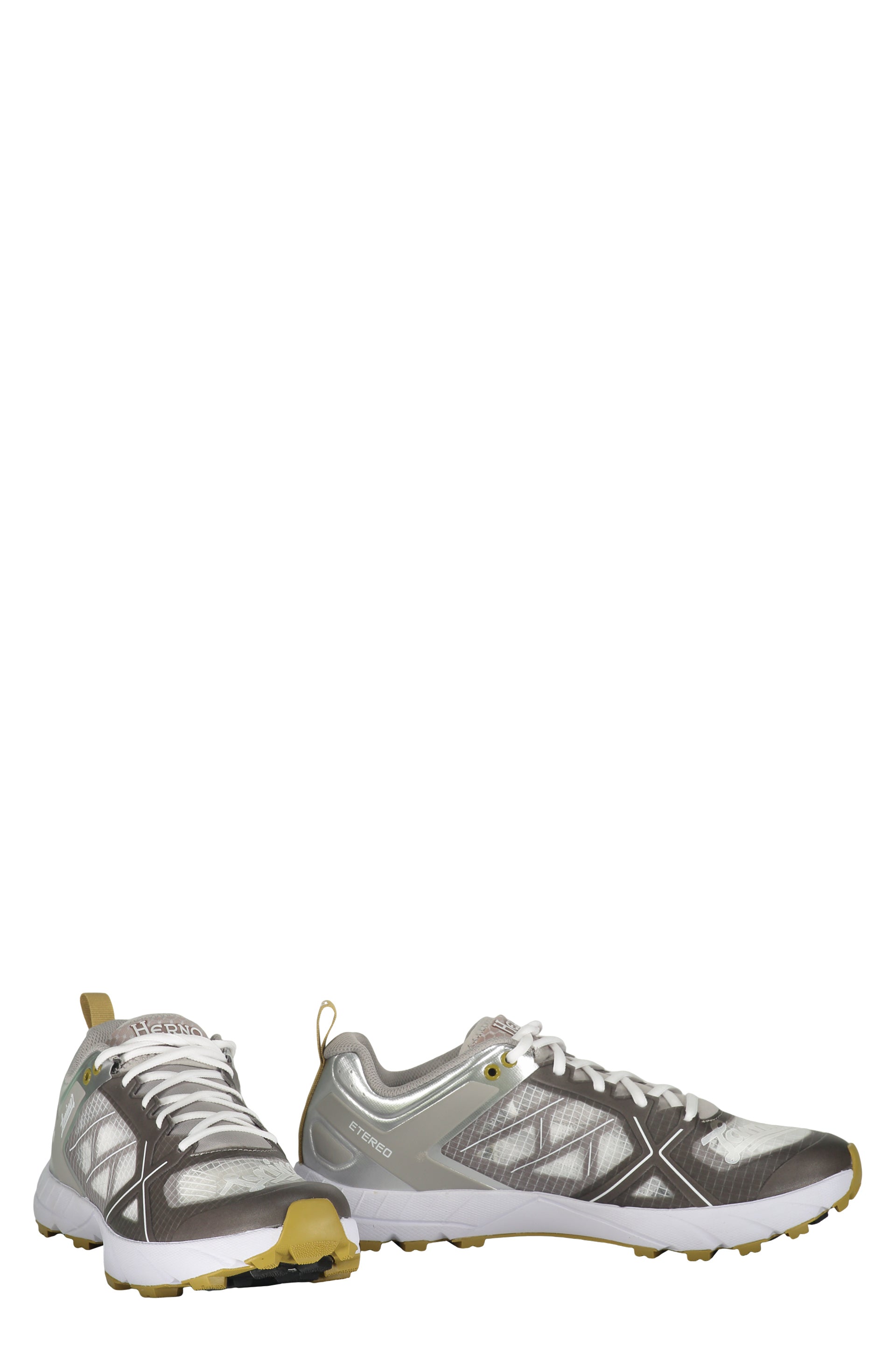 Low-top sneakers
