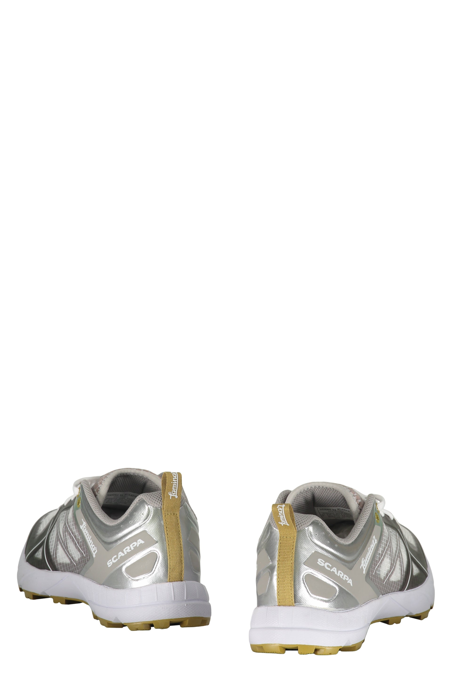 Low-top sneakers