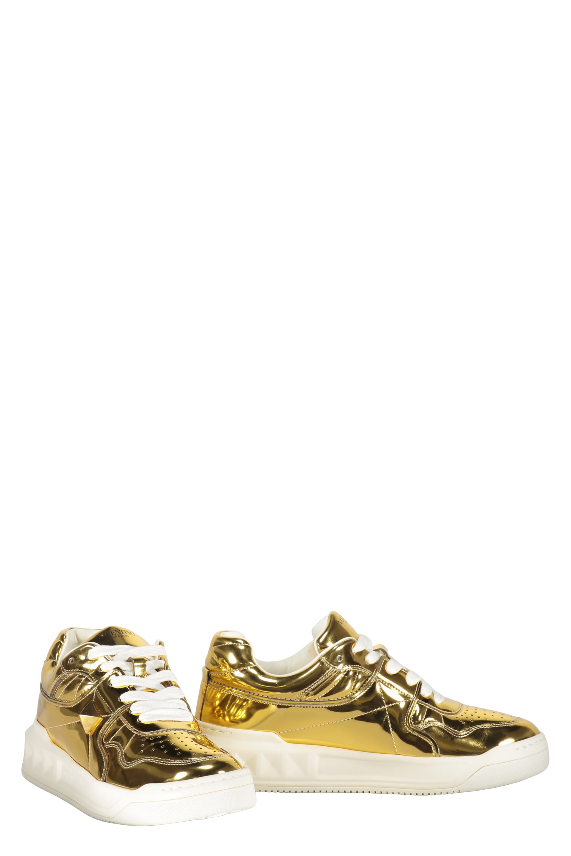 Low-top sneakers