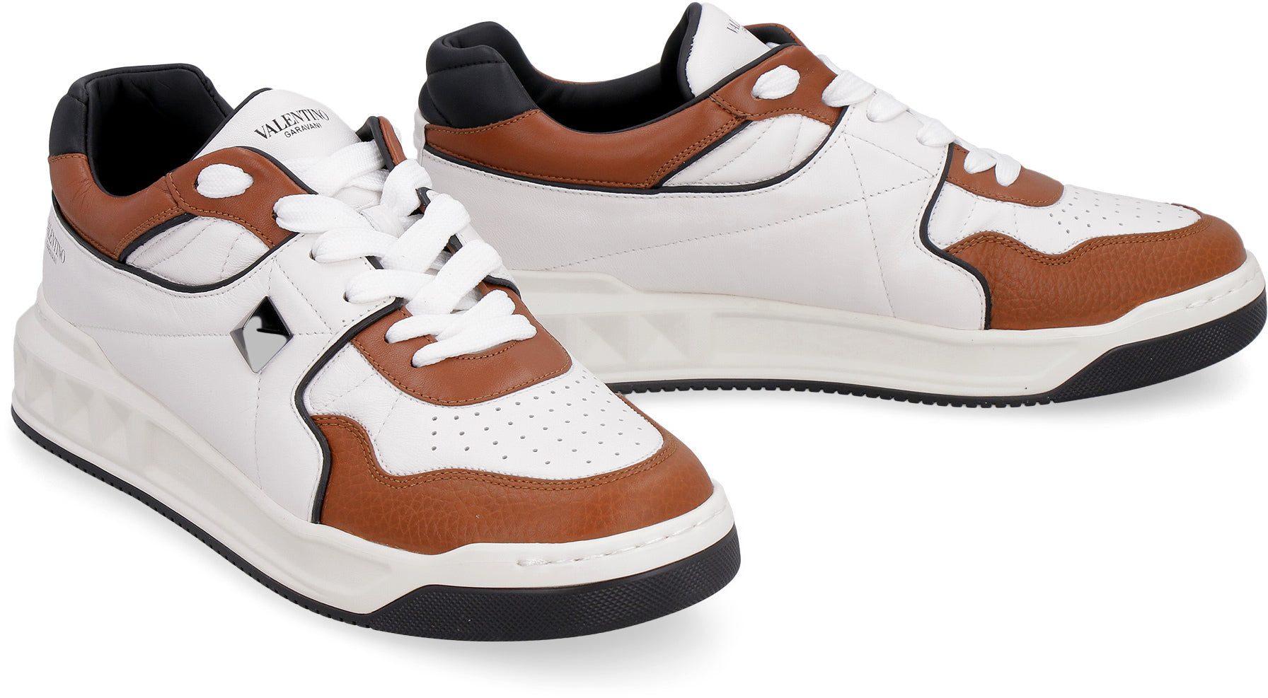 Leather low-top sneakers