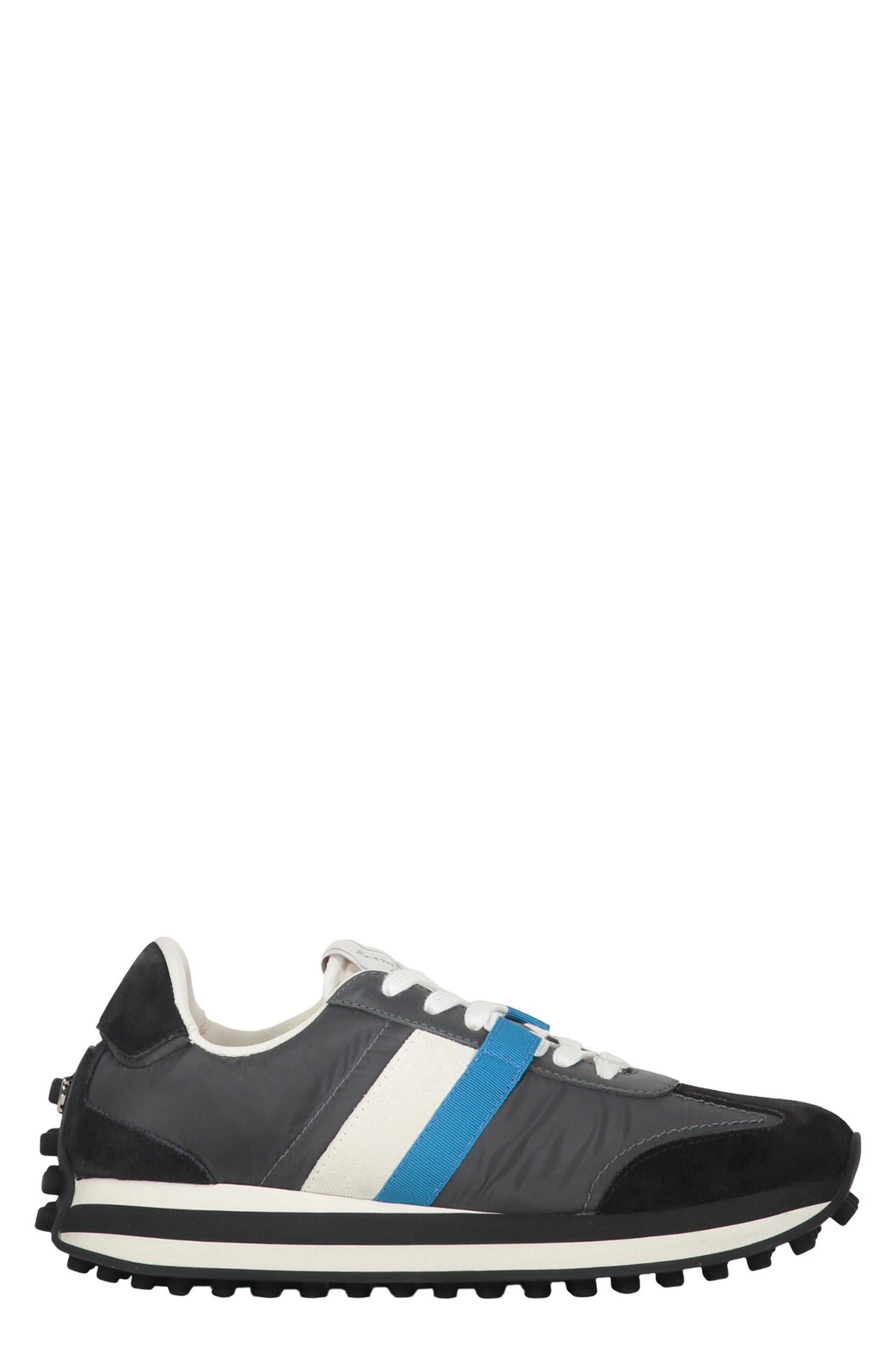 Low-top sneakers