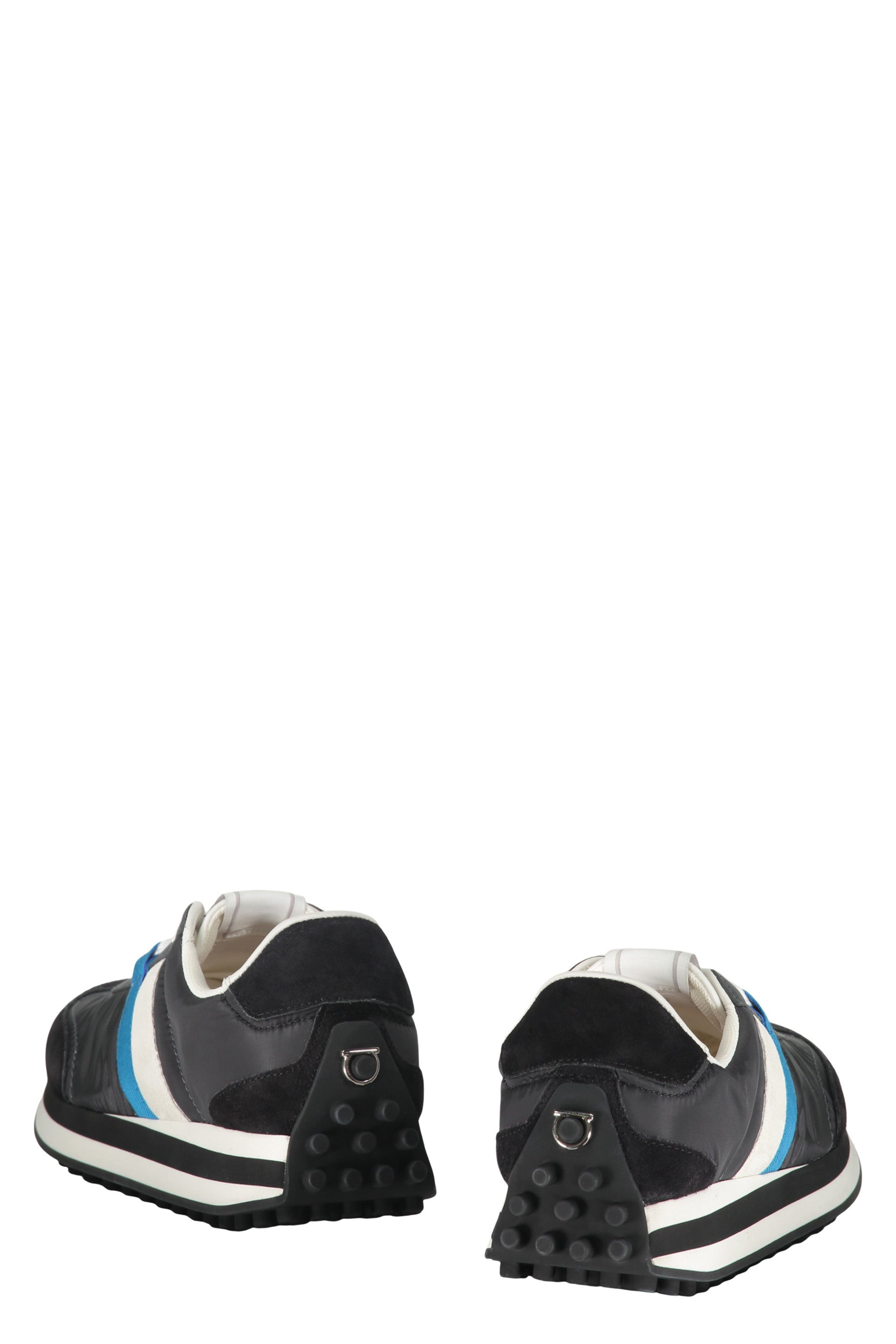 Low-top sneakers