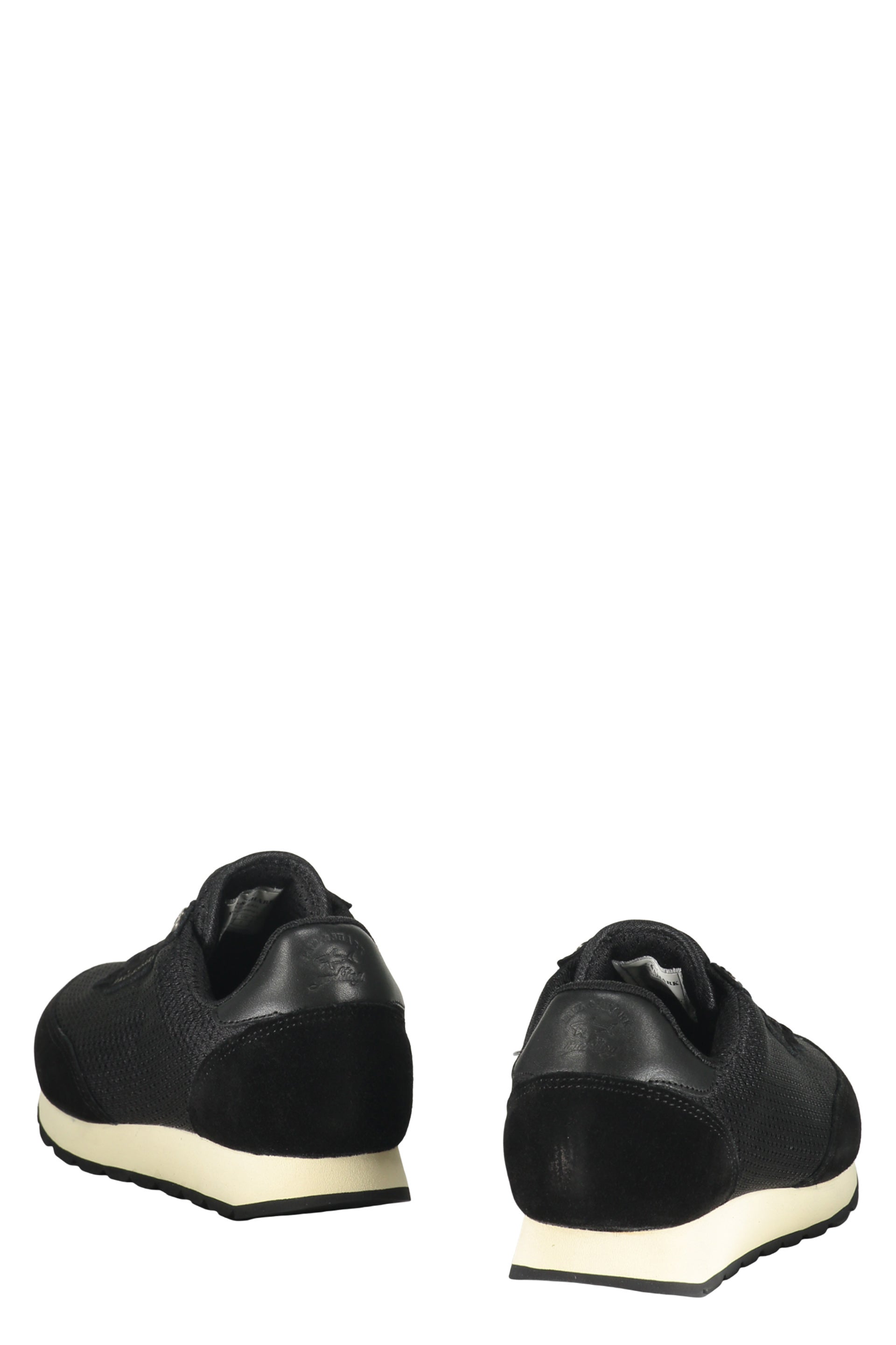 Modern sports shoe, versatile and comfortable