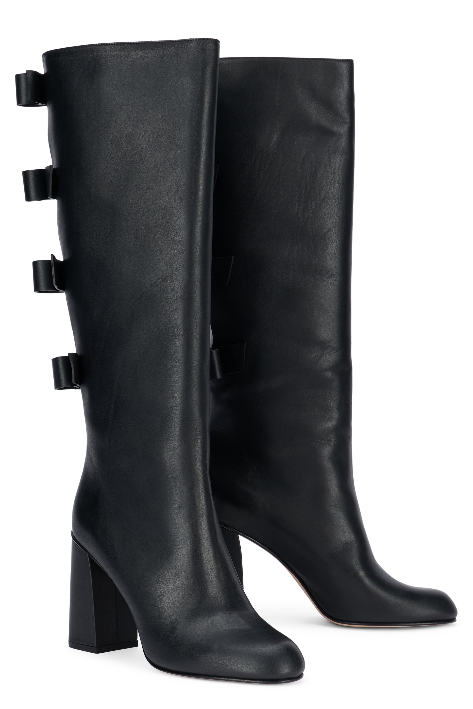 Ankle boot in black color with heel, elegant and minimalist design.