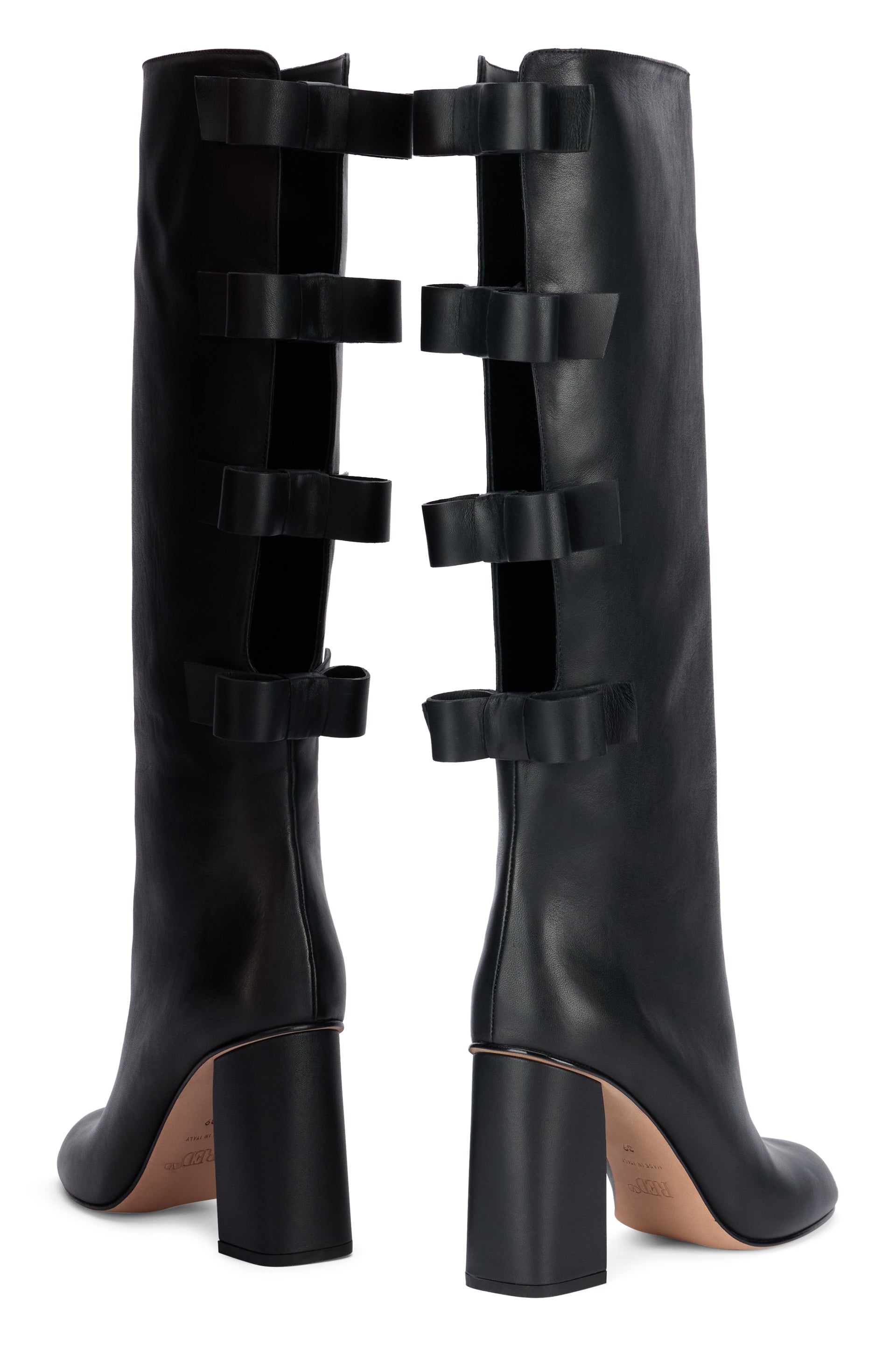 Ankle boot in black color with heel, elegant and minimalist design.