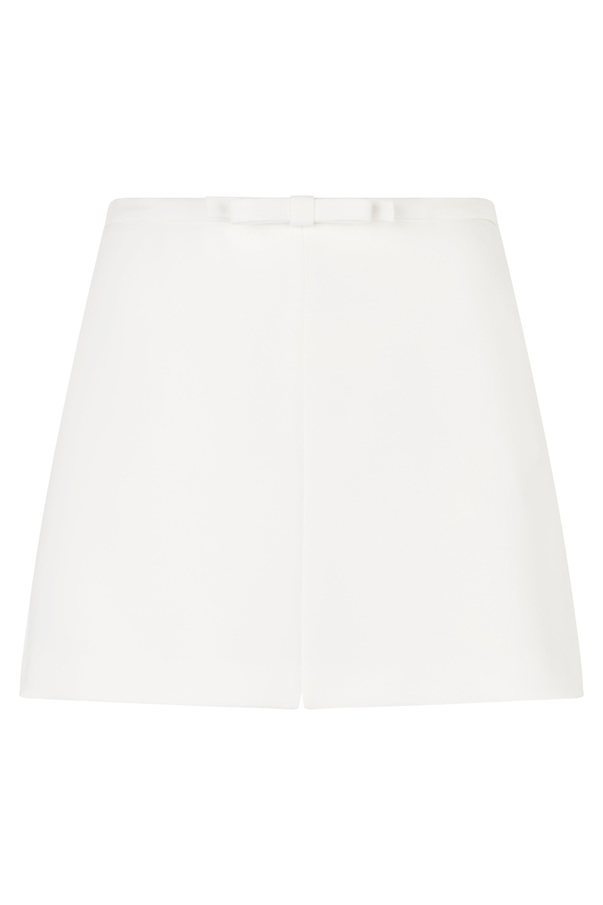 White short trousers with a high waist, minimal and versatile.