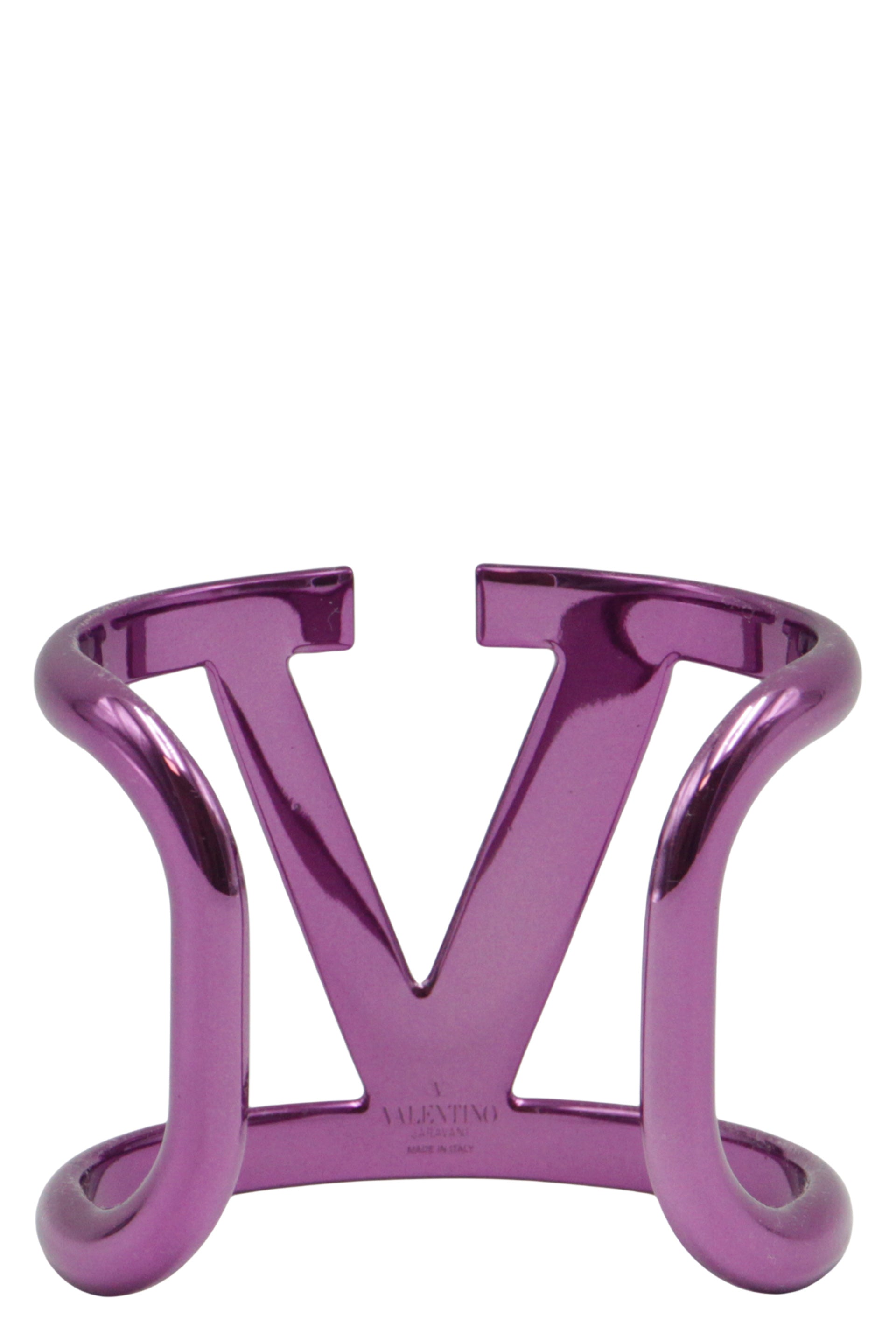 Elegant purple bracelet with distinctive letter "V"