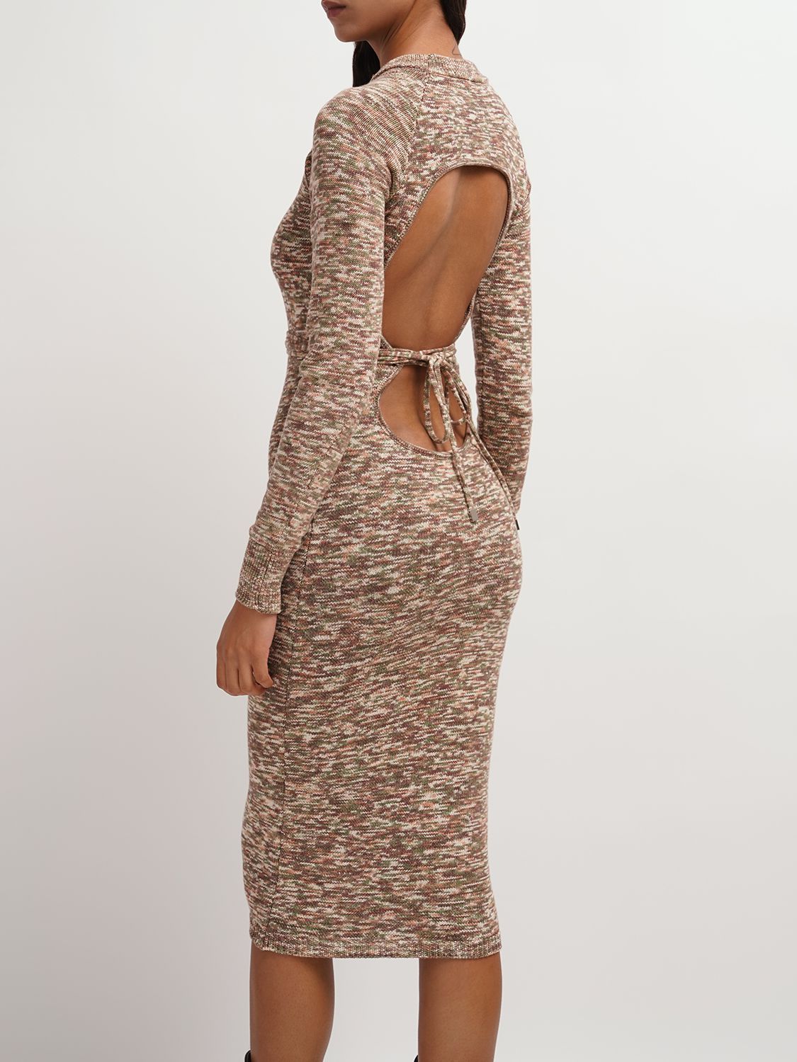Fitted dress with long sleeves