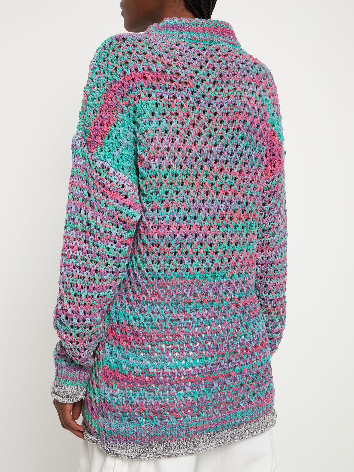 Round neck sweater with long sleeves