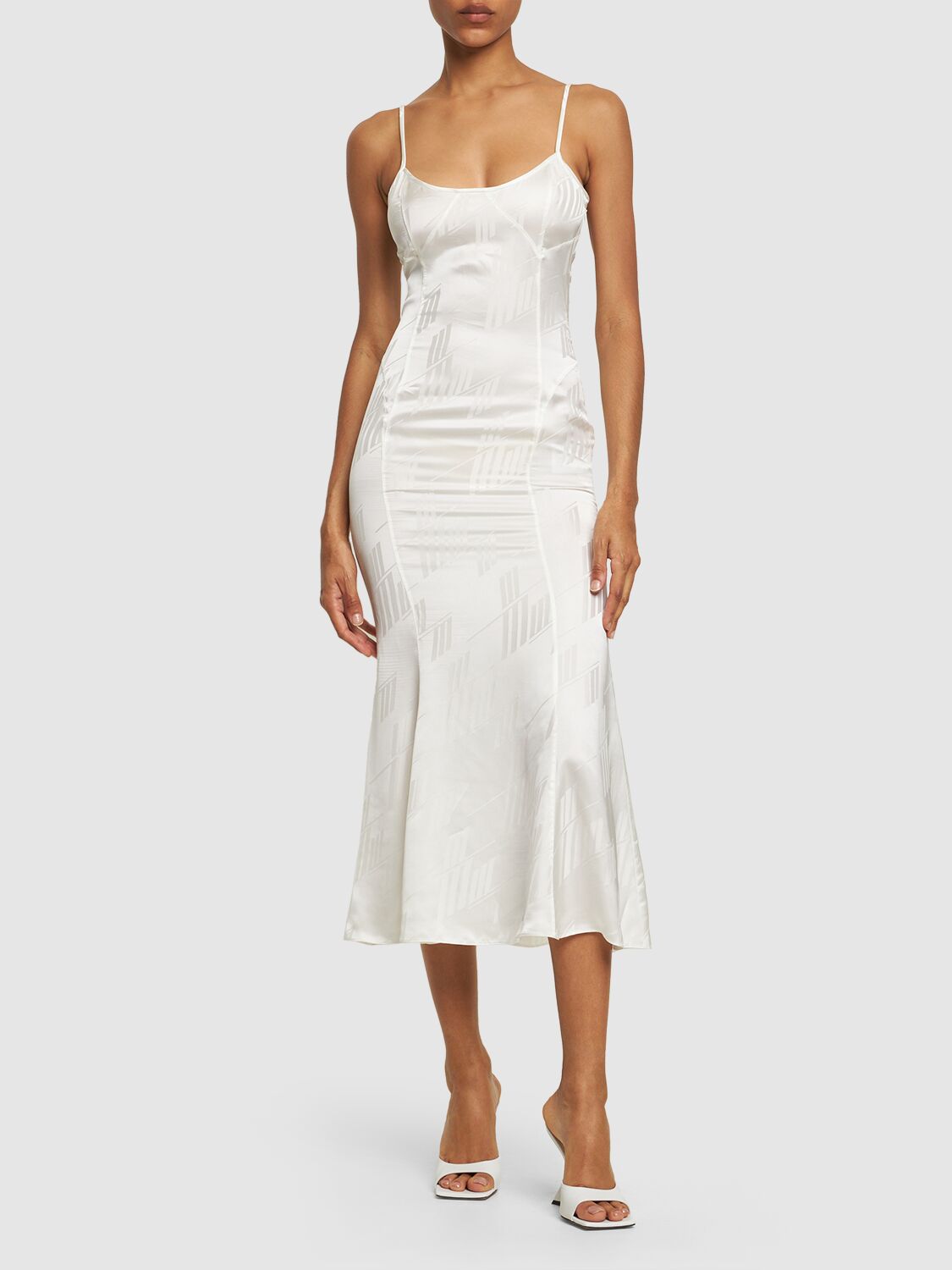 Elegant long dress made of light fabric versatile