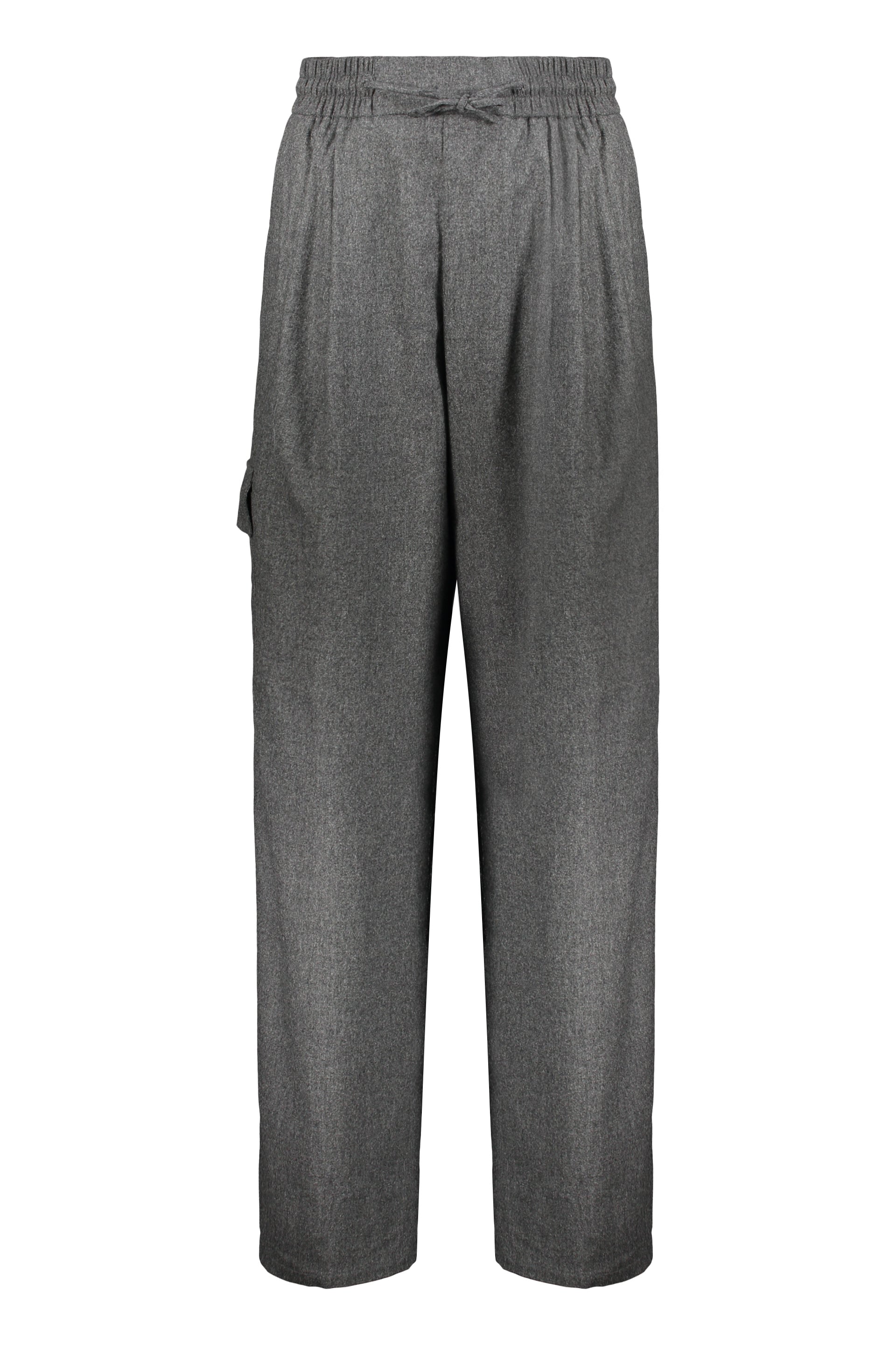 Loose gray trousers: elegance and comfort