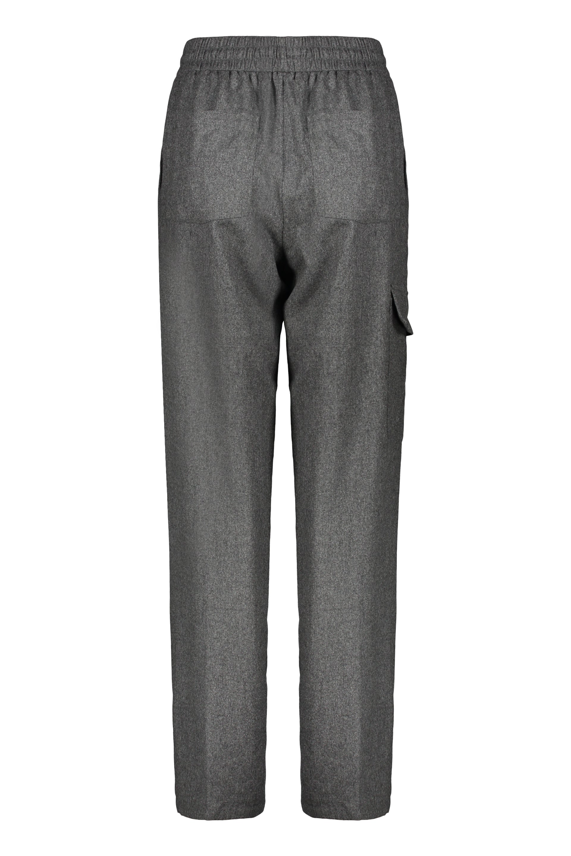 Loose gray trousers: elegance and comfort