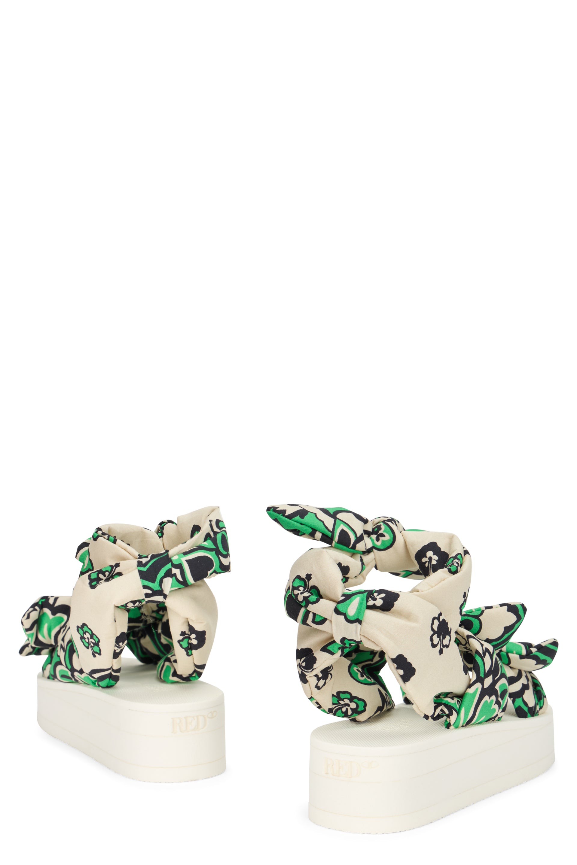 Platform sandals with a casual and summer design.