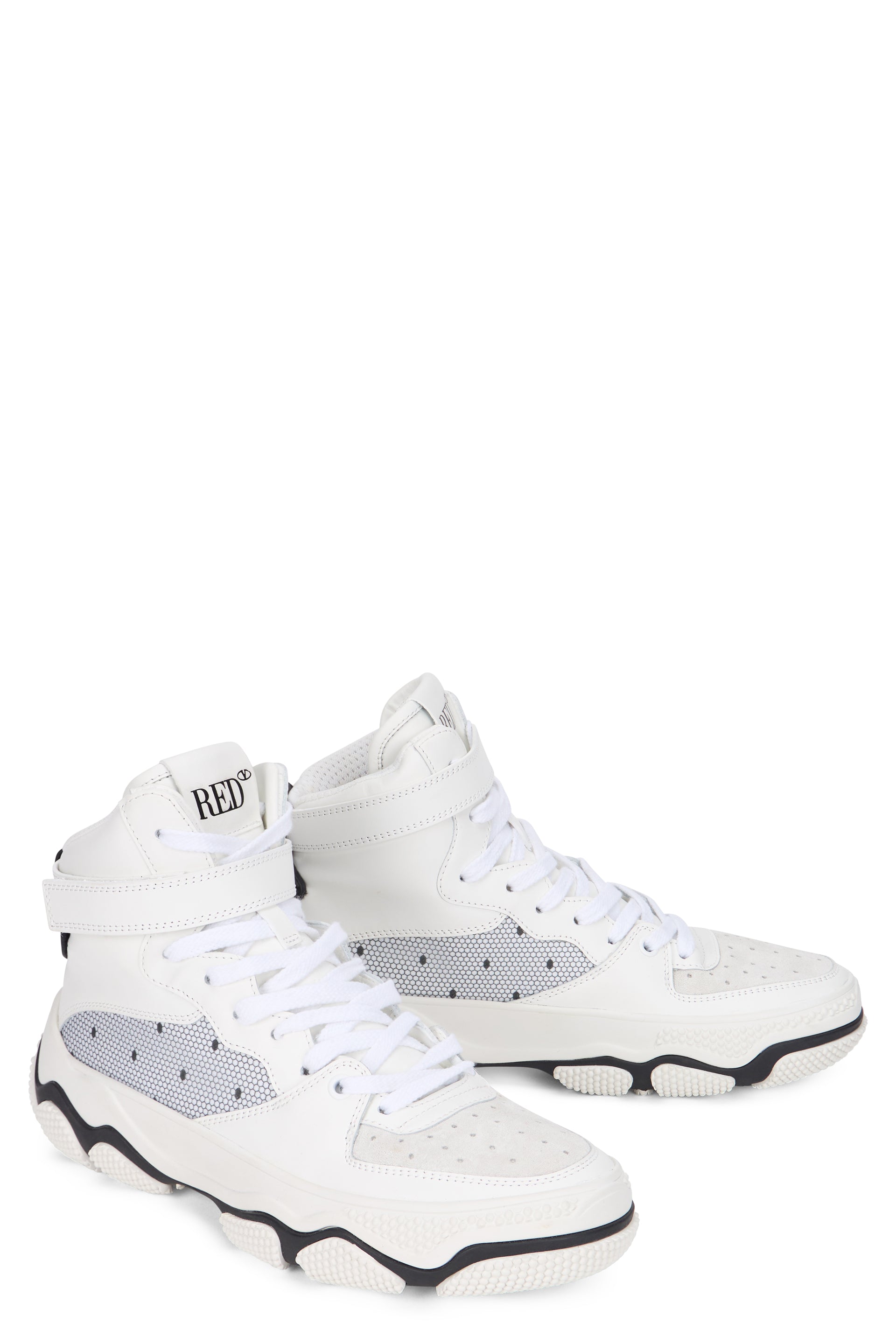 White sportswear shoes, casual and versatile.