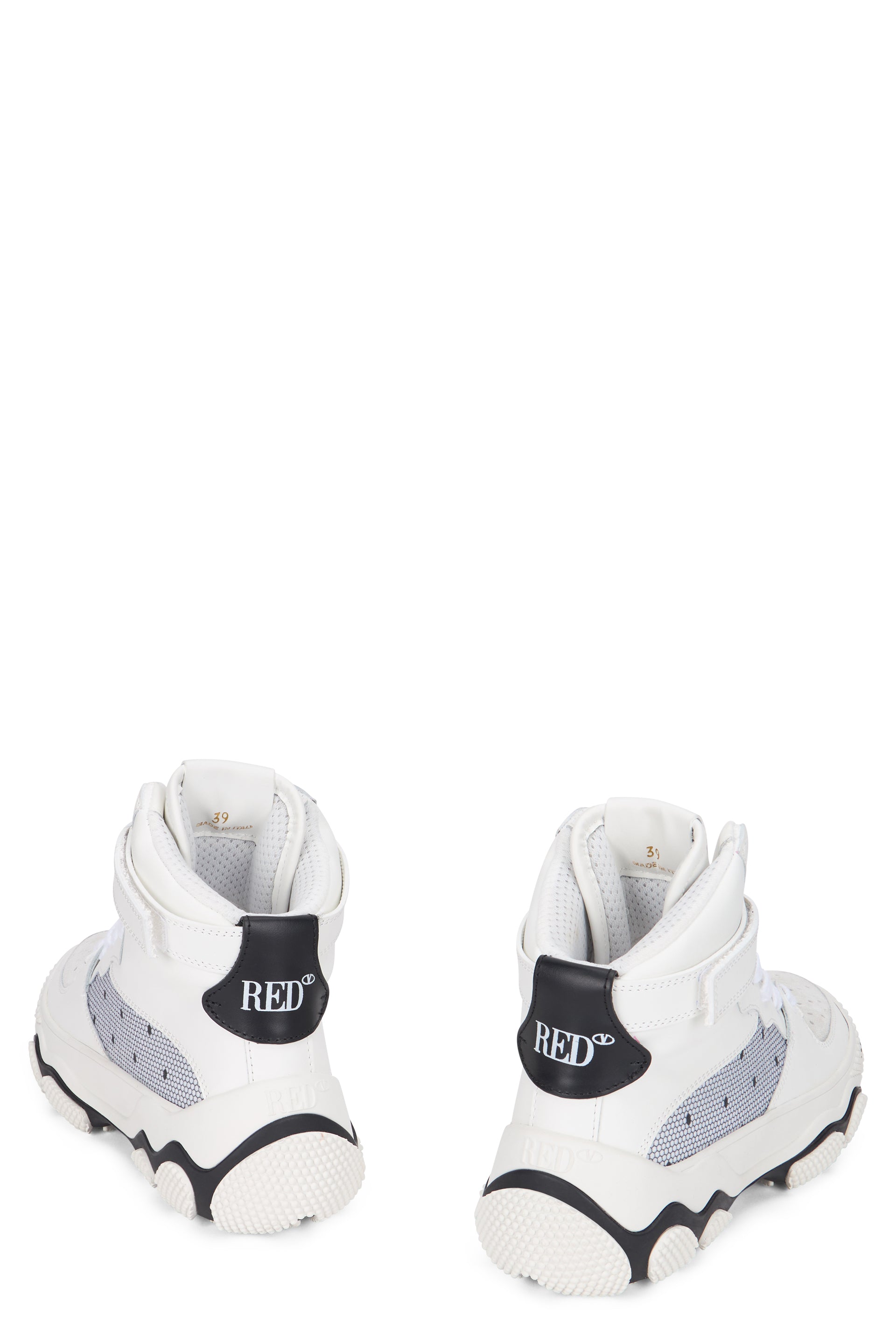 White sportswear shoes, casual and versatile.