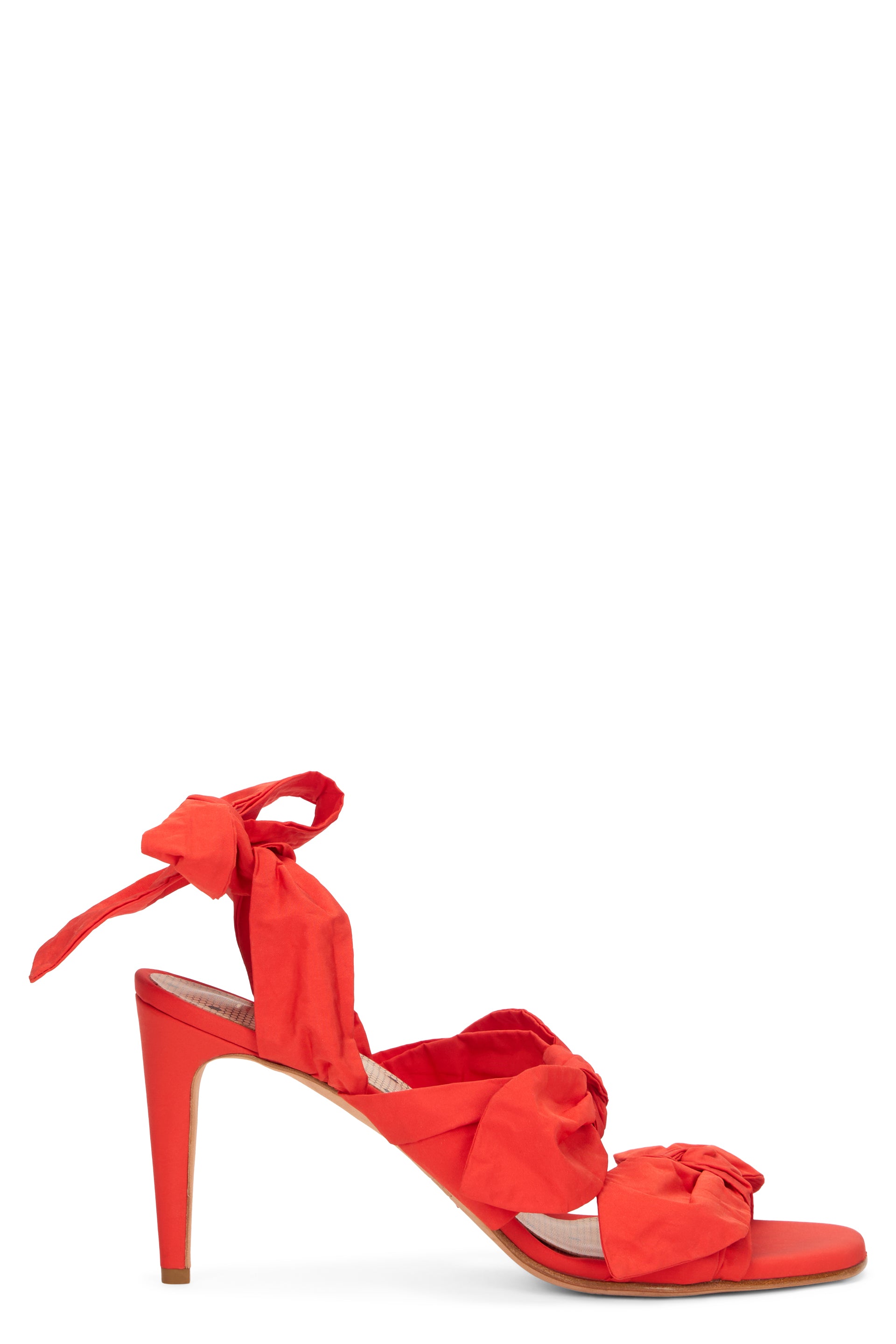 Elegant orange sandals with a medium and slim heel.