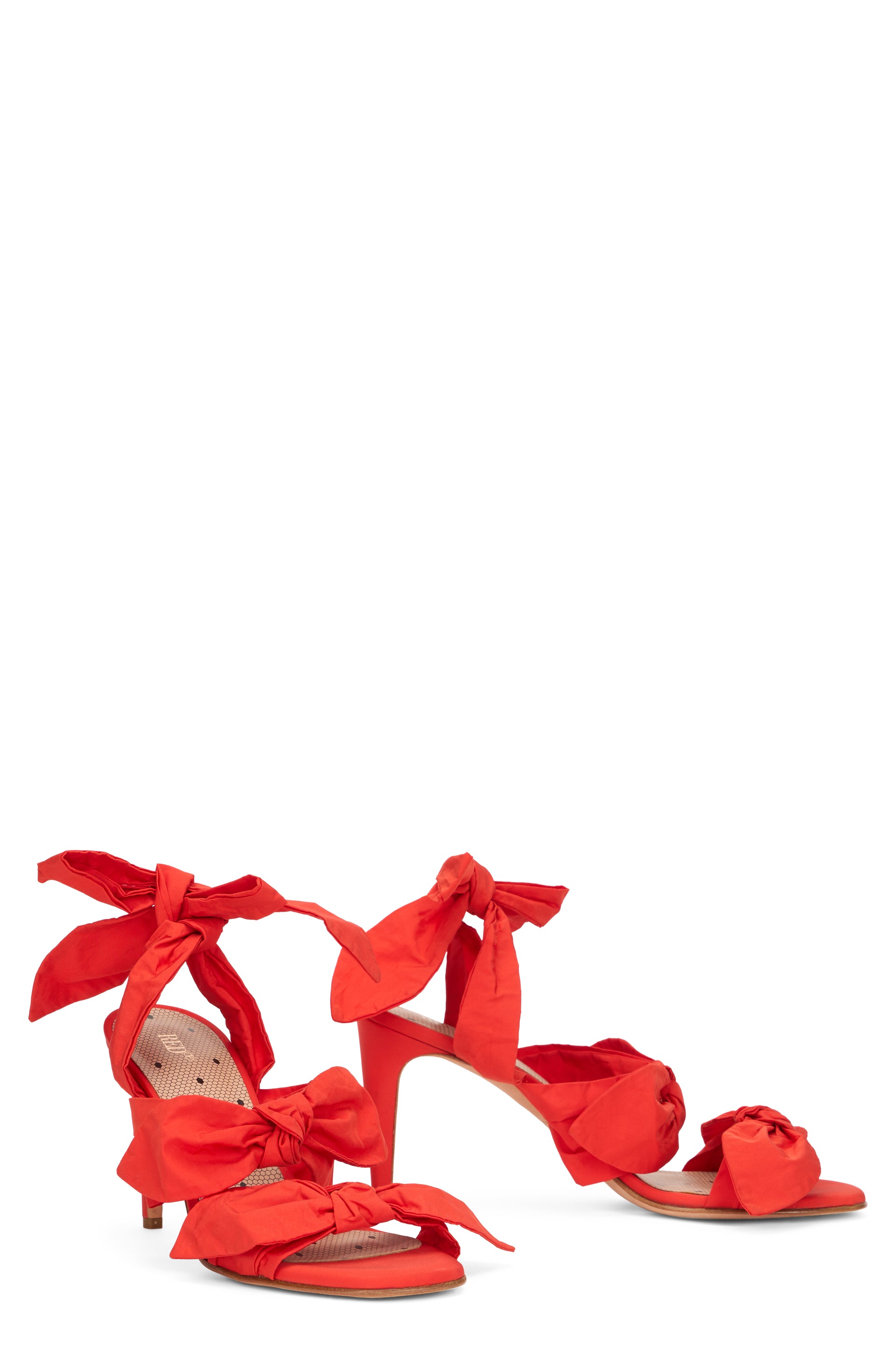 Elegant orange sandals with a medium and slim heel.