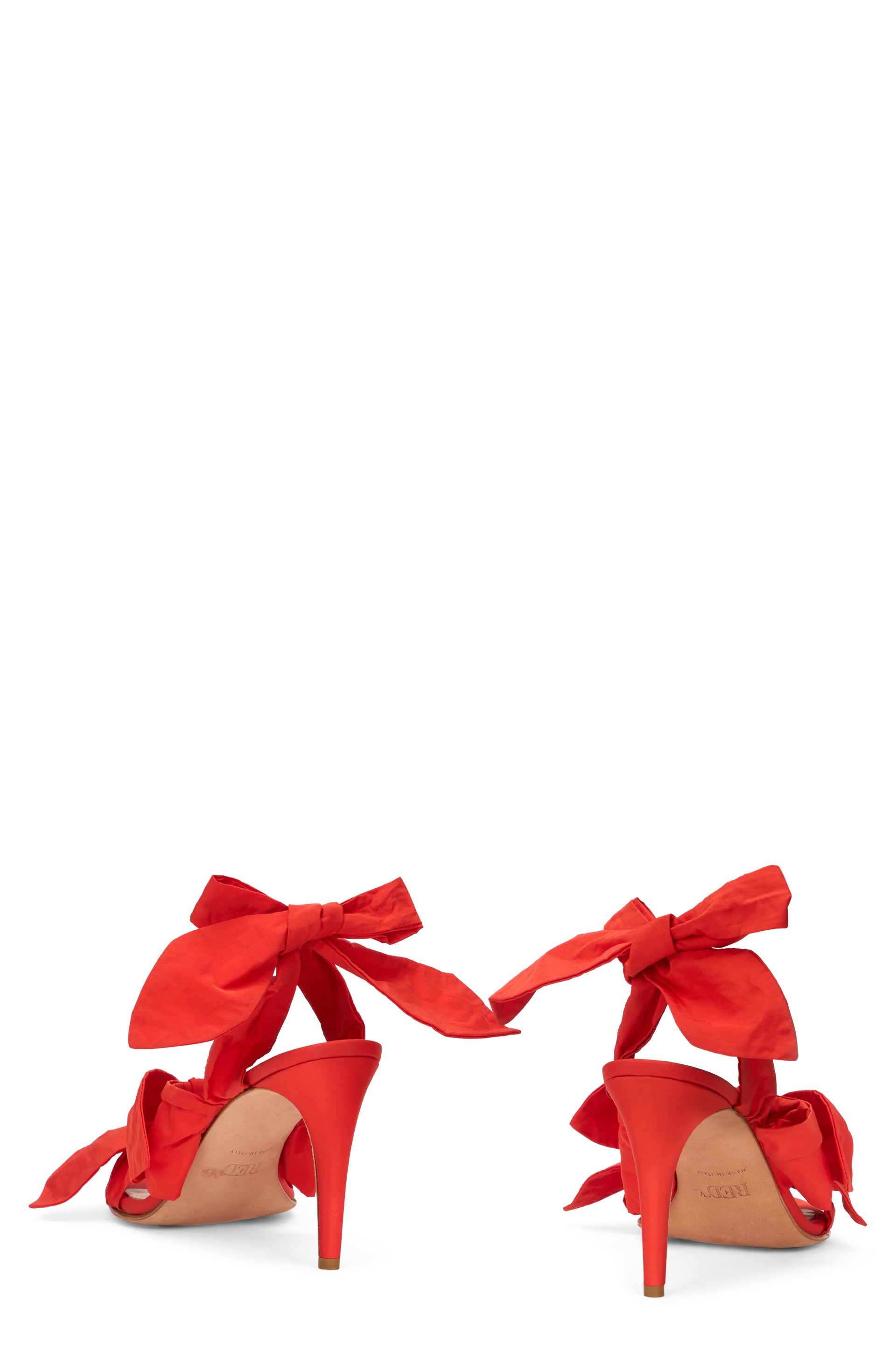 Elegant orange sandals with a medium and slim heel.