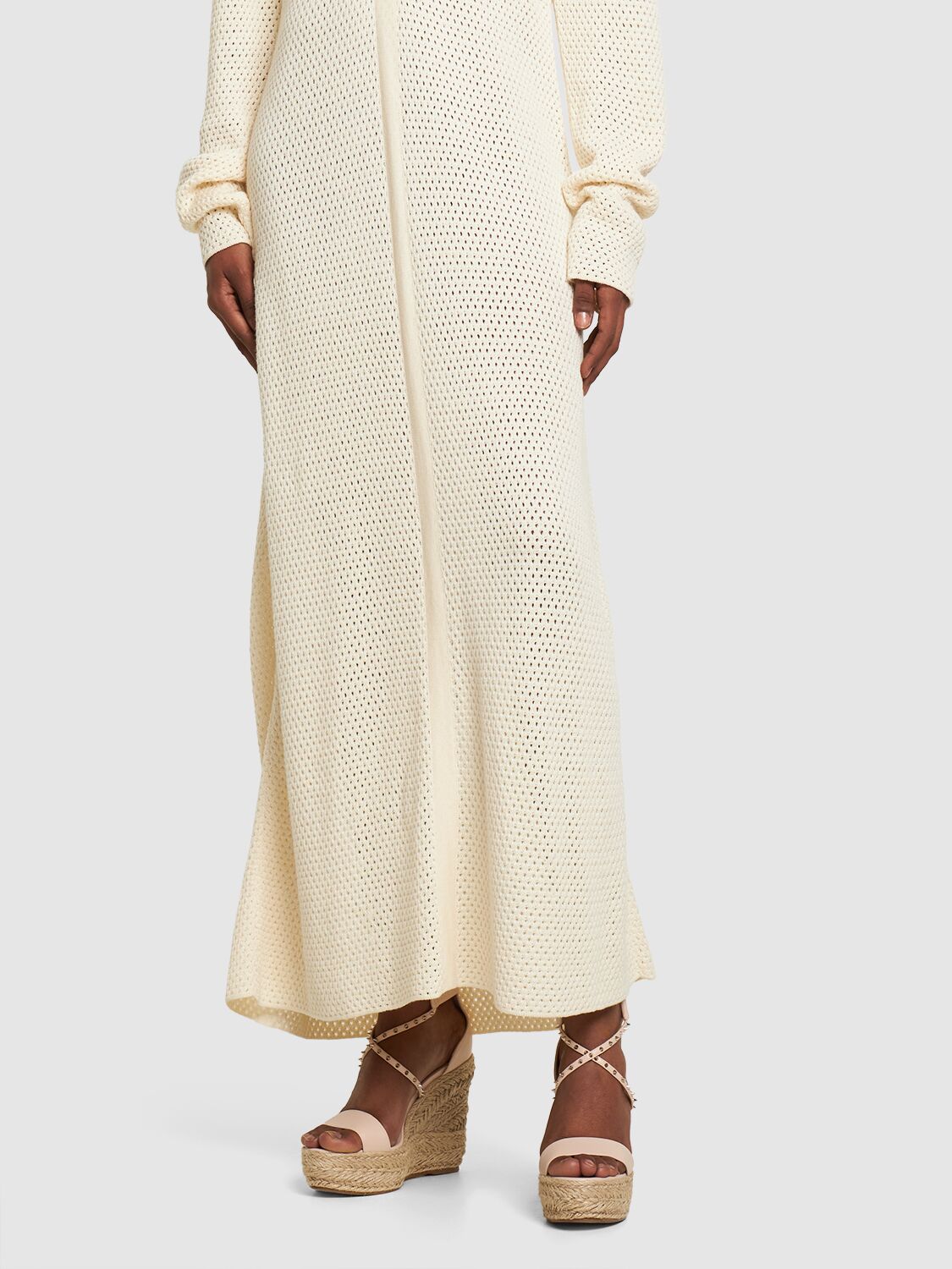 Elegant wedge sandal in beige