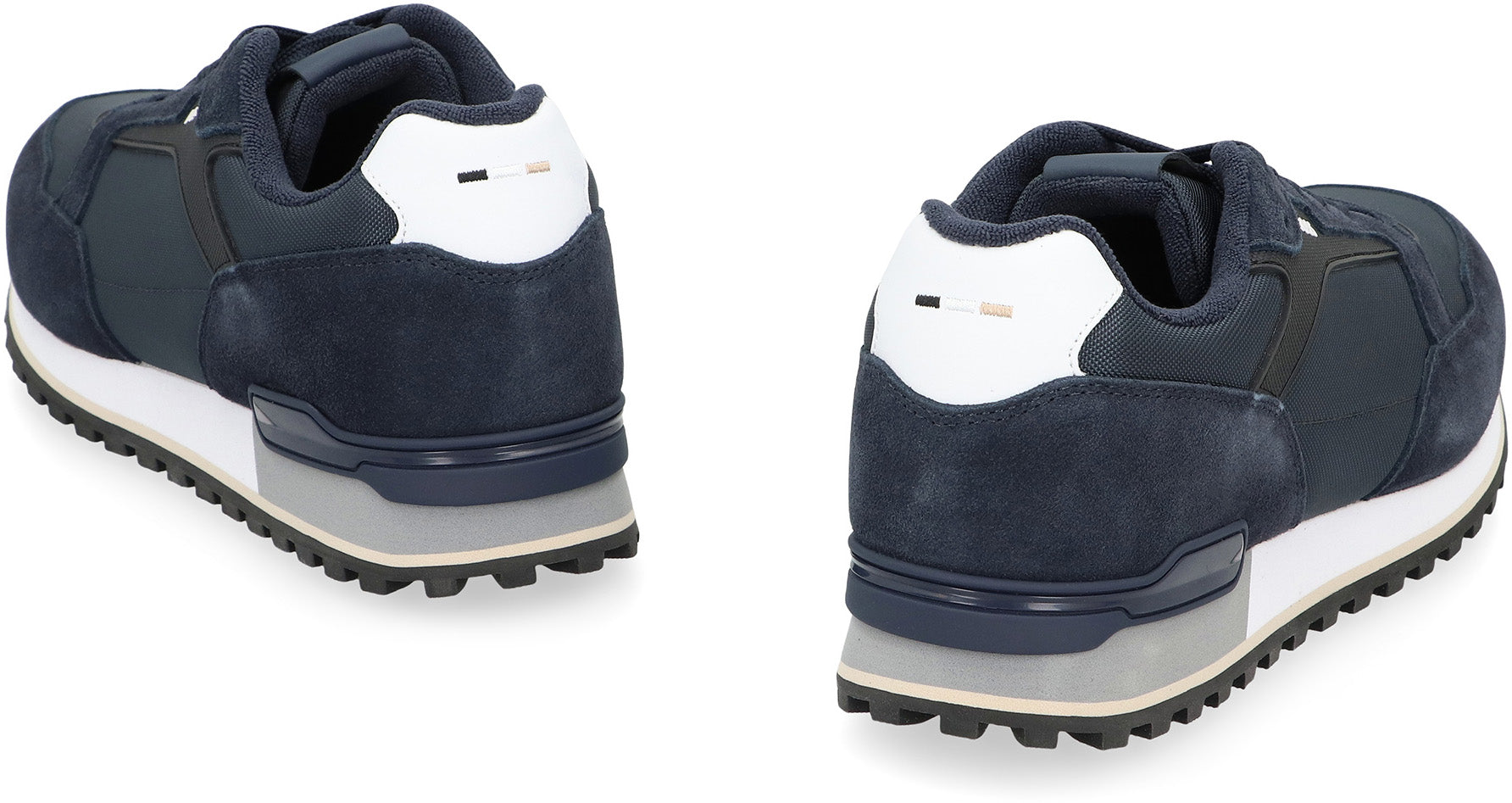 Low-top parkour sneakers.