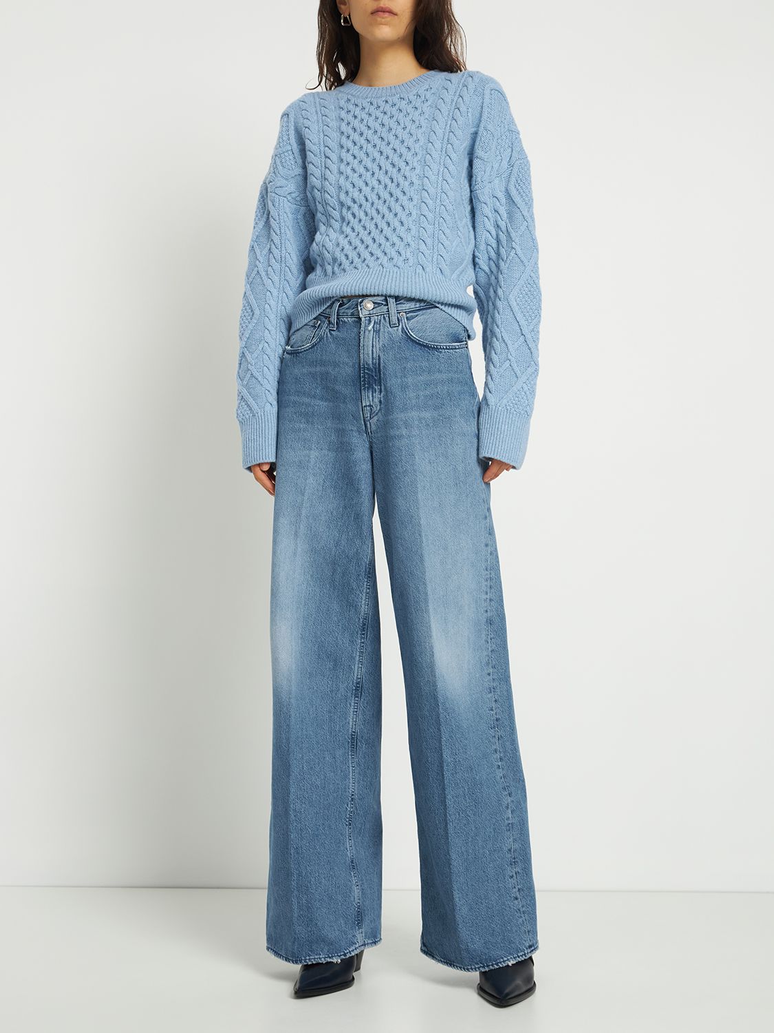 Elegant blue sweater for casual look