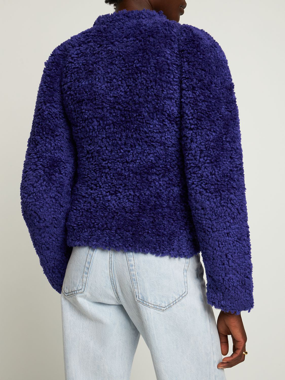 Elegant blue sweater with long sleeves