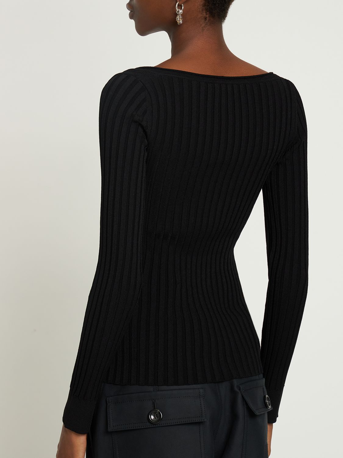 Fitted black ribbed shirt