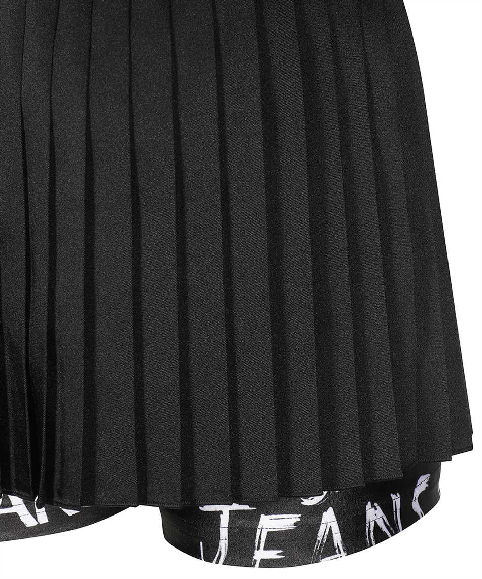 High-waisted pleated shorts