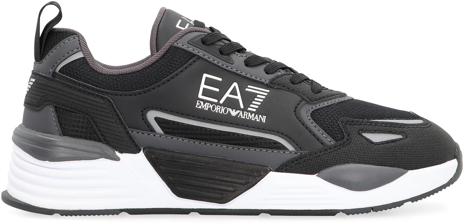 Low-top sneakers