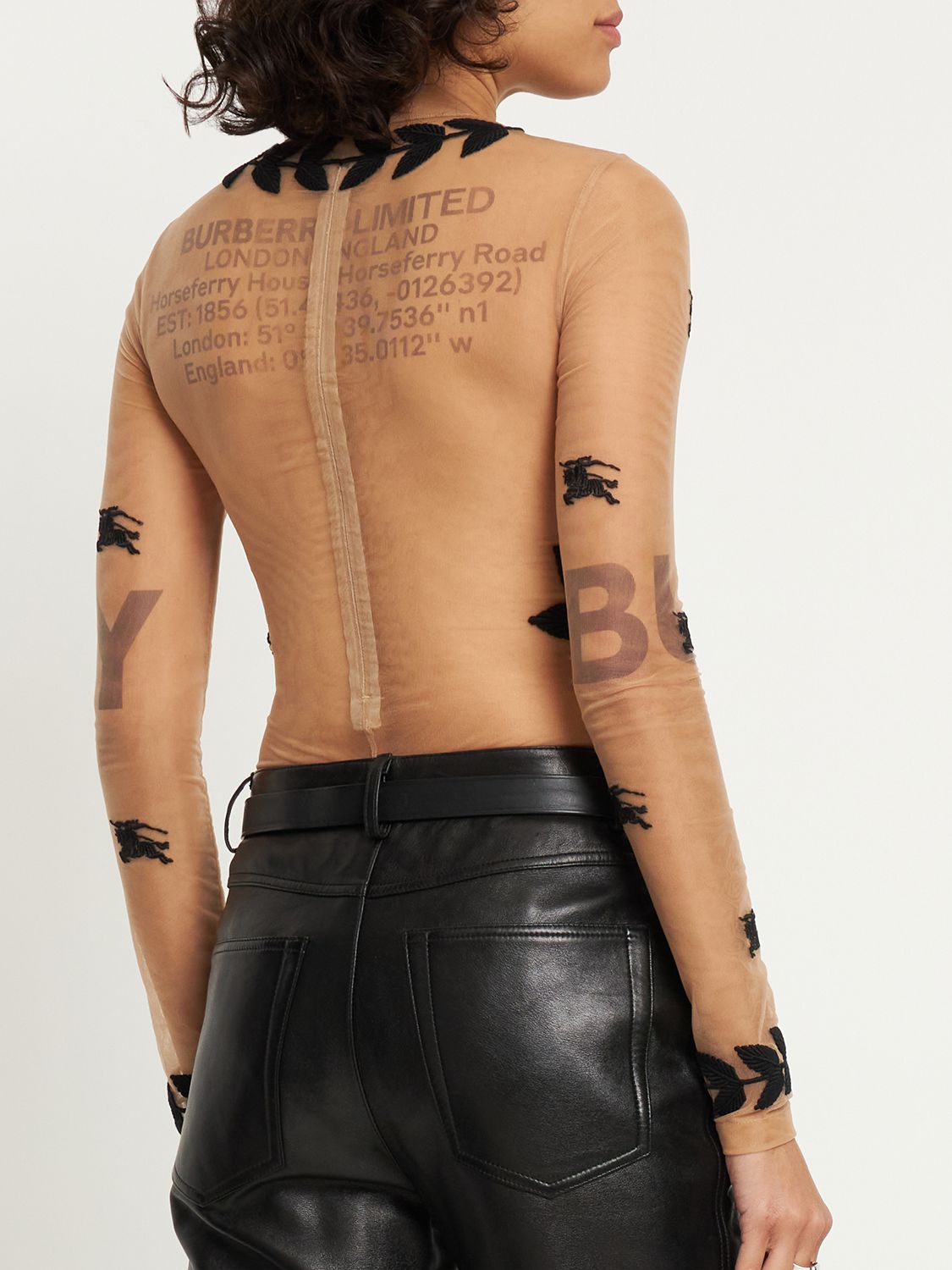 Long elasticized body with elegant graphic print