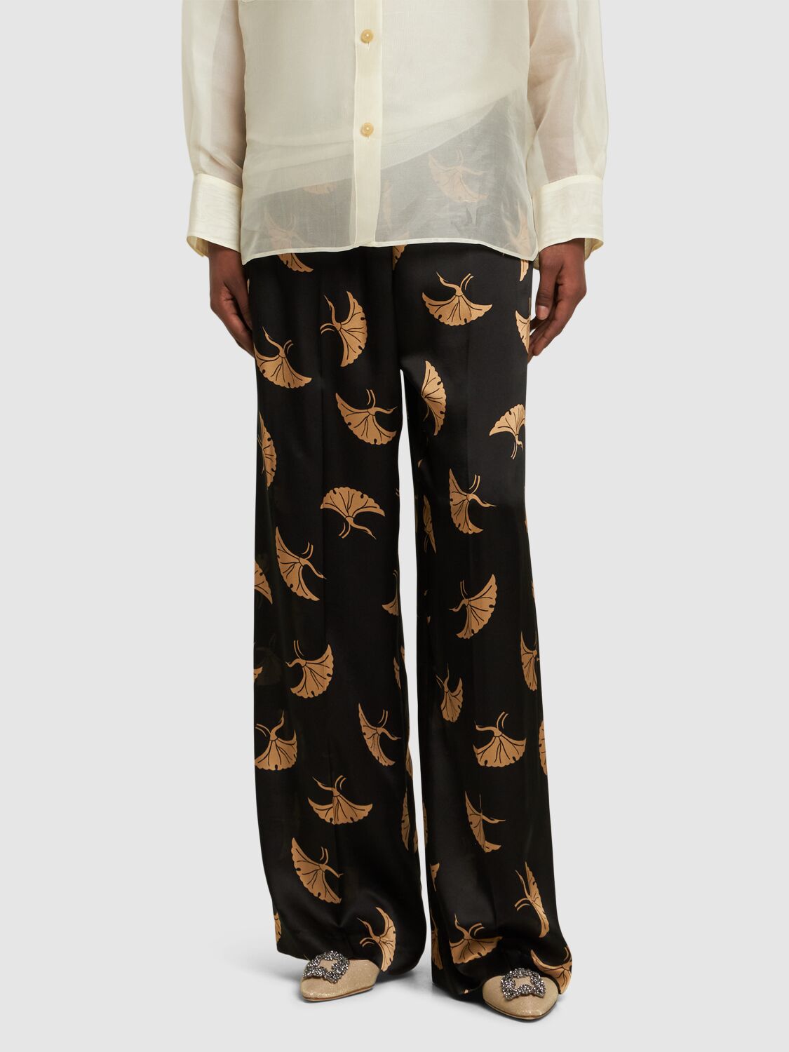 Elegant ballerinas with bow