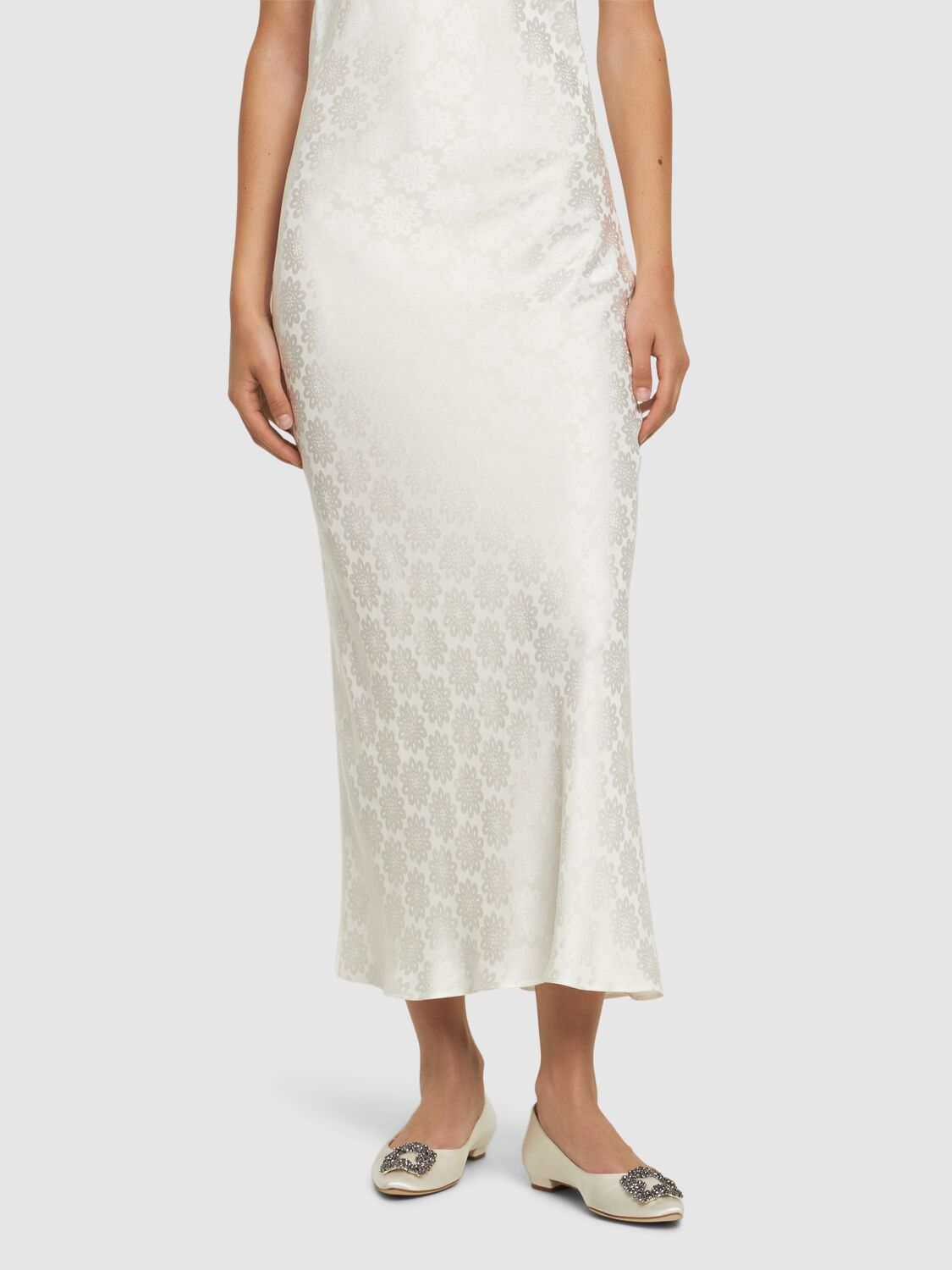 Elegant neutral ballerinas