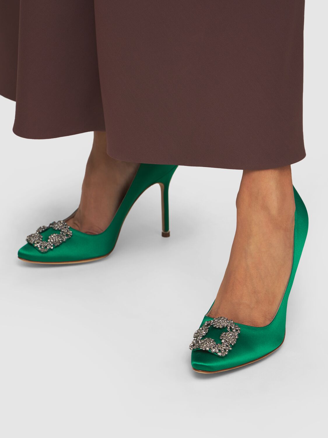 Elegant high-heeled green satin décolleté