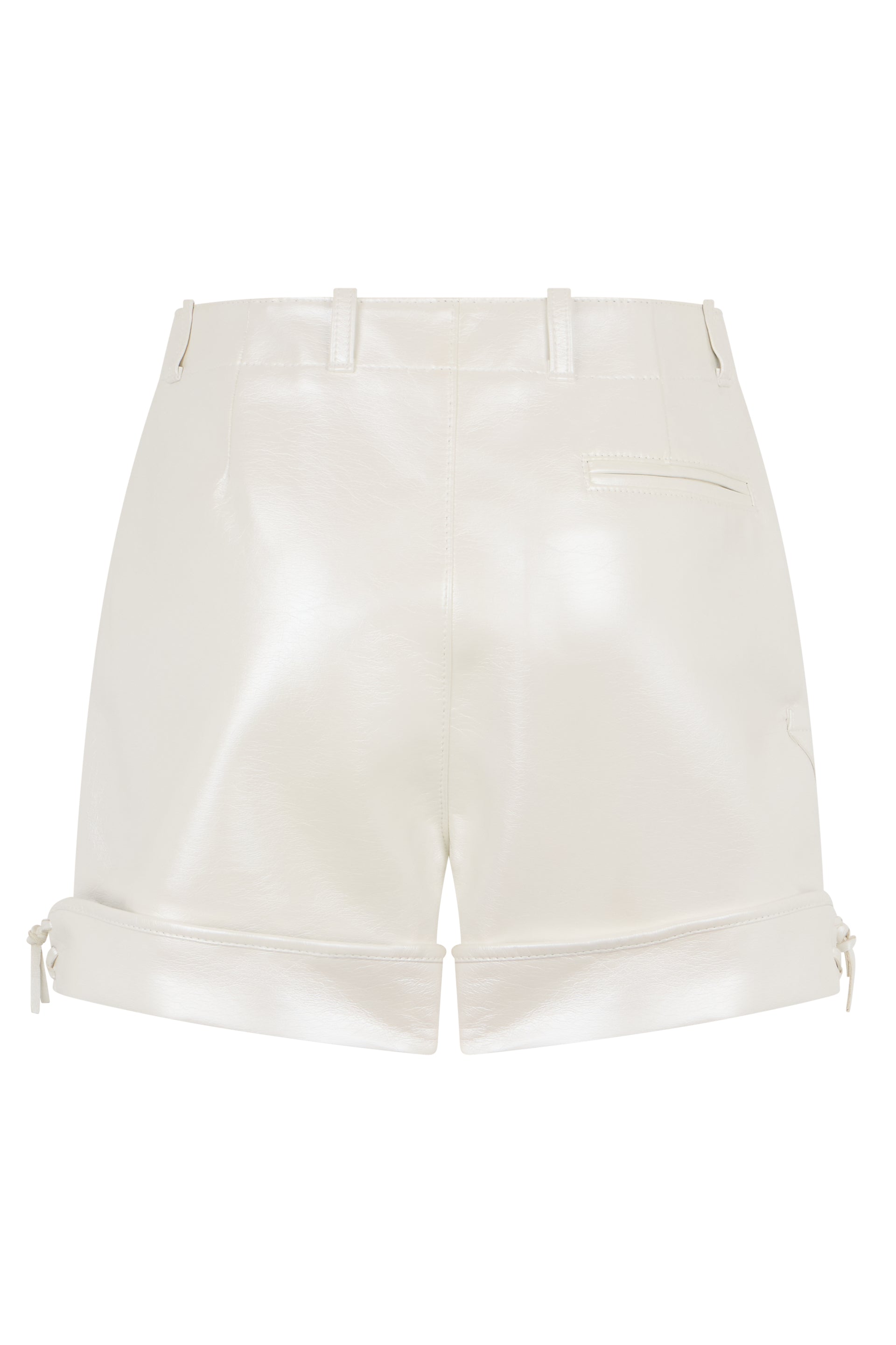 Short eco-leather pants in white with a versatile and refined design.