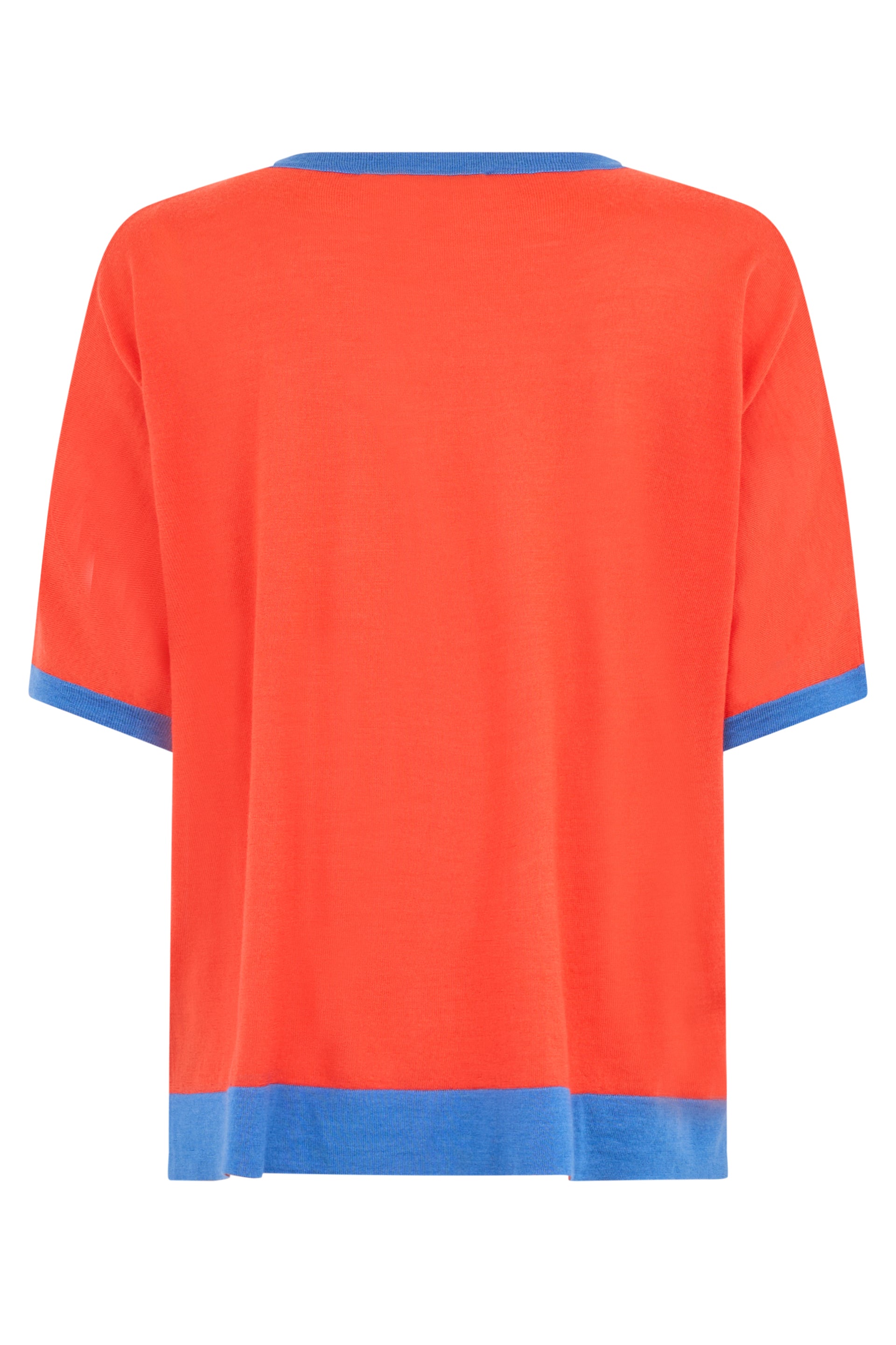 Orange t-shirt with blue details in casual and versatile design.