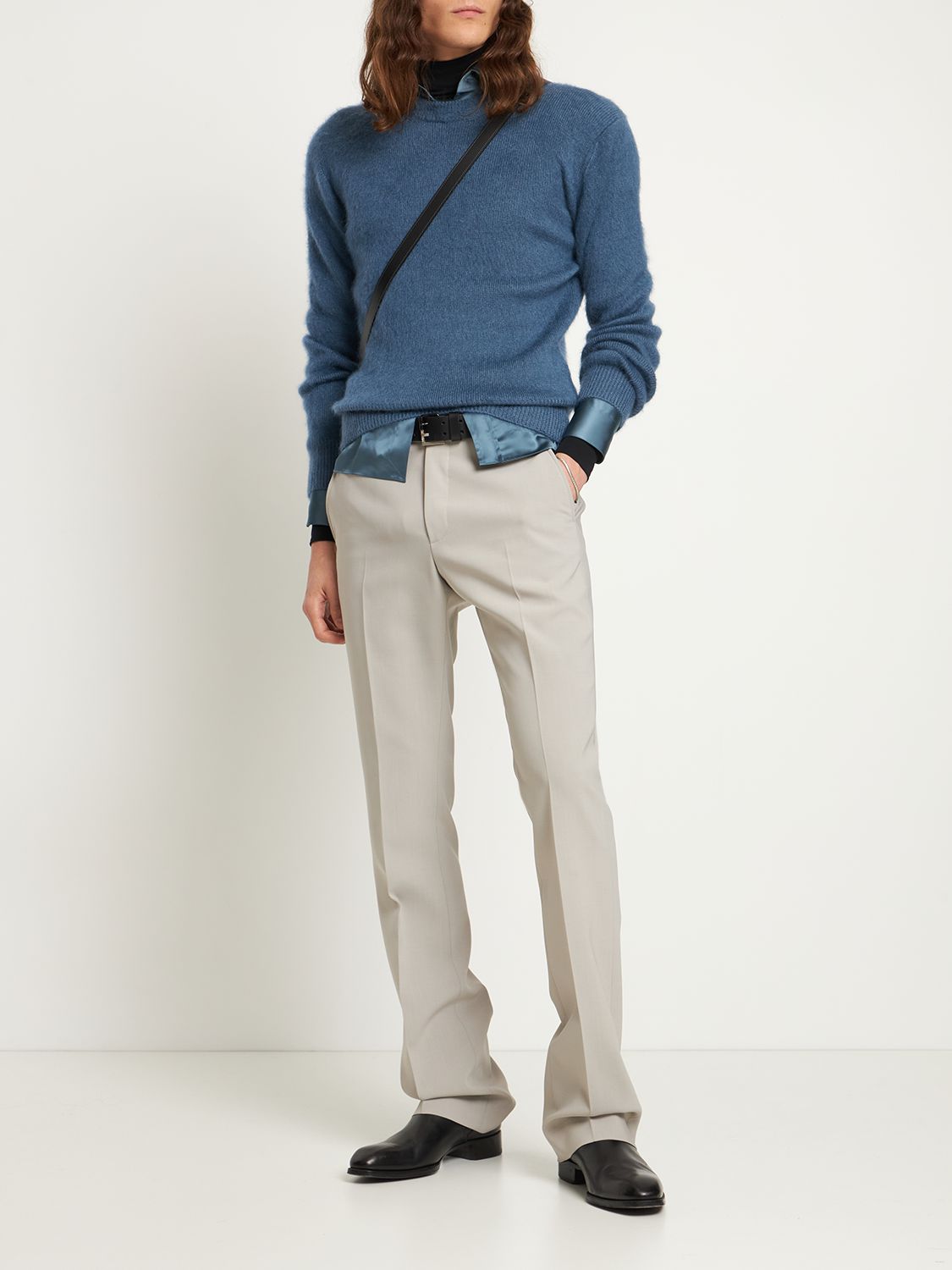 Elegant blue sweater with long sleeves