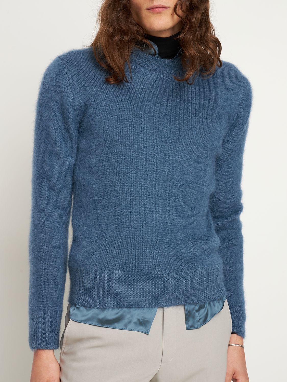 Elegant blue sweater with long sleeves