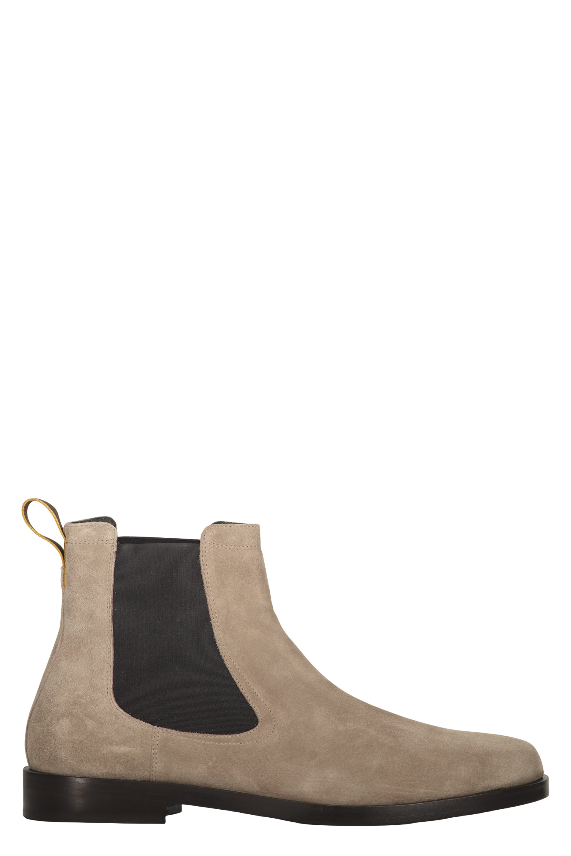 Elegant and versatile Chelsea boots