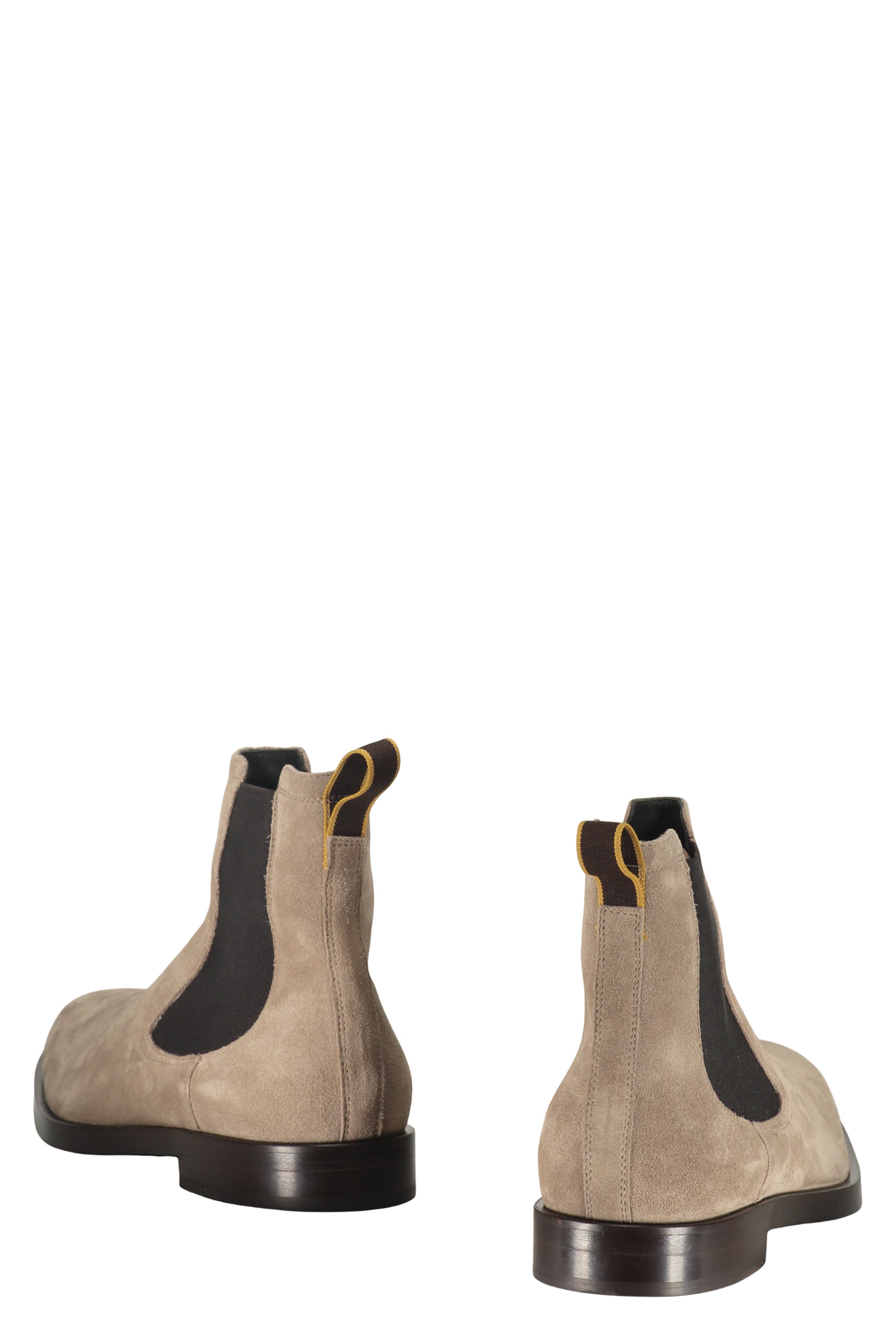 Elegant and versatile Chelsea boots