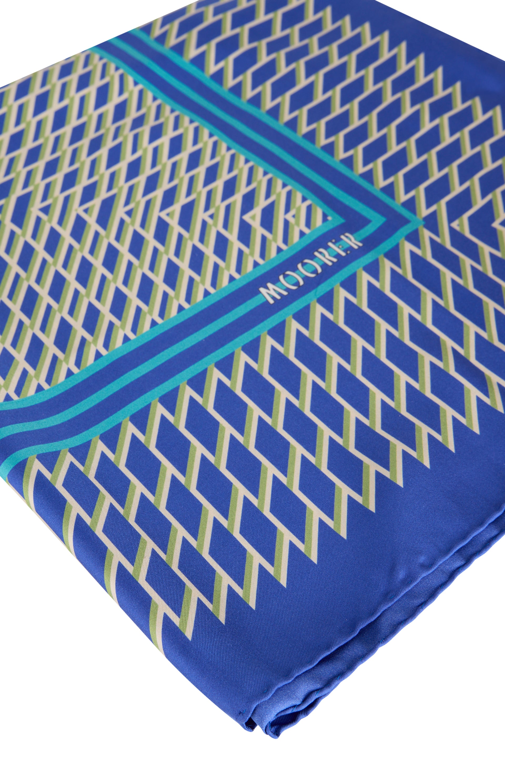 Scarf in shades of blue with a geometric pattern.