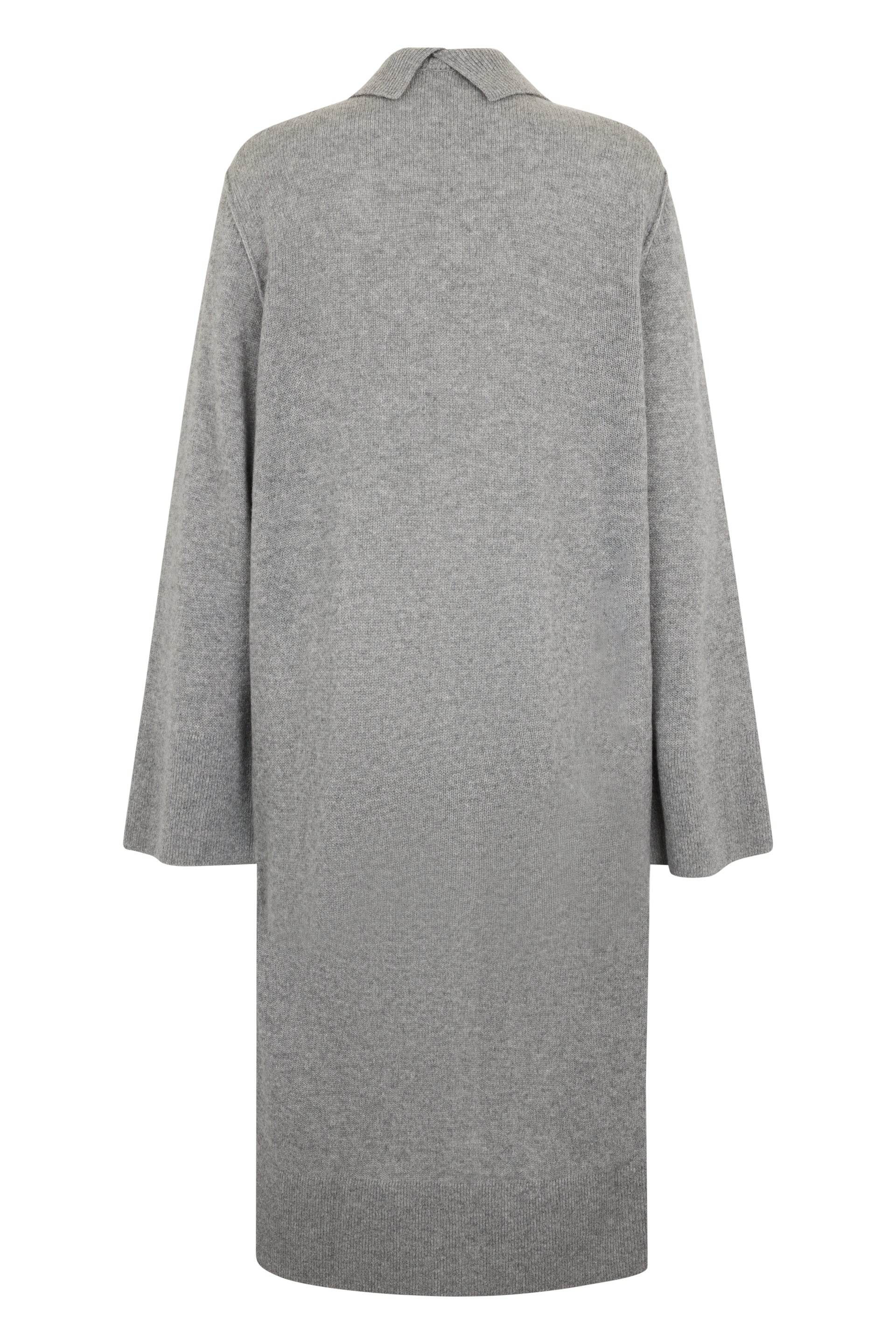 Gray soft cardigan for a casual and refined look.