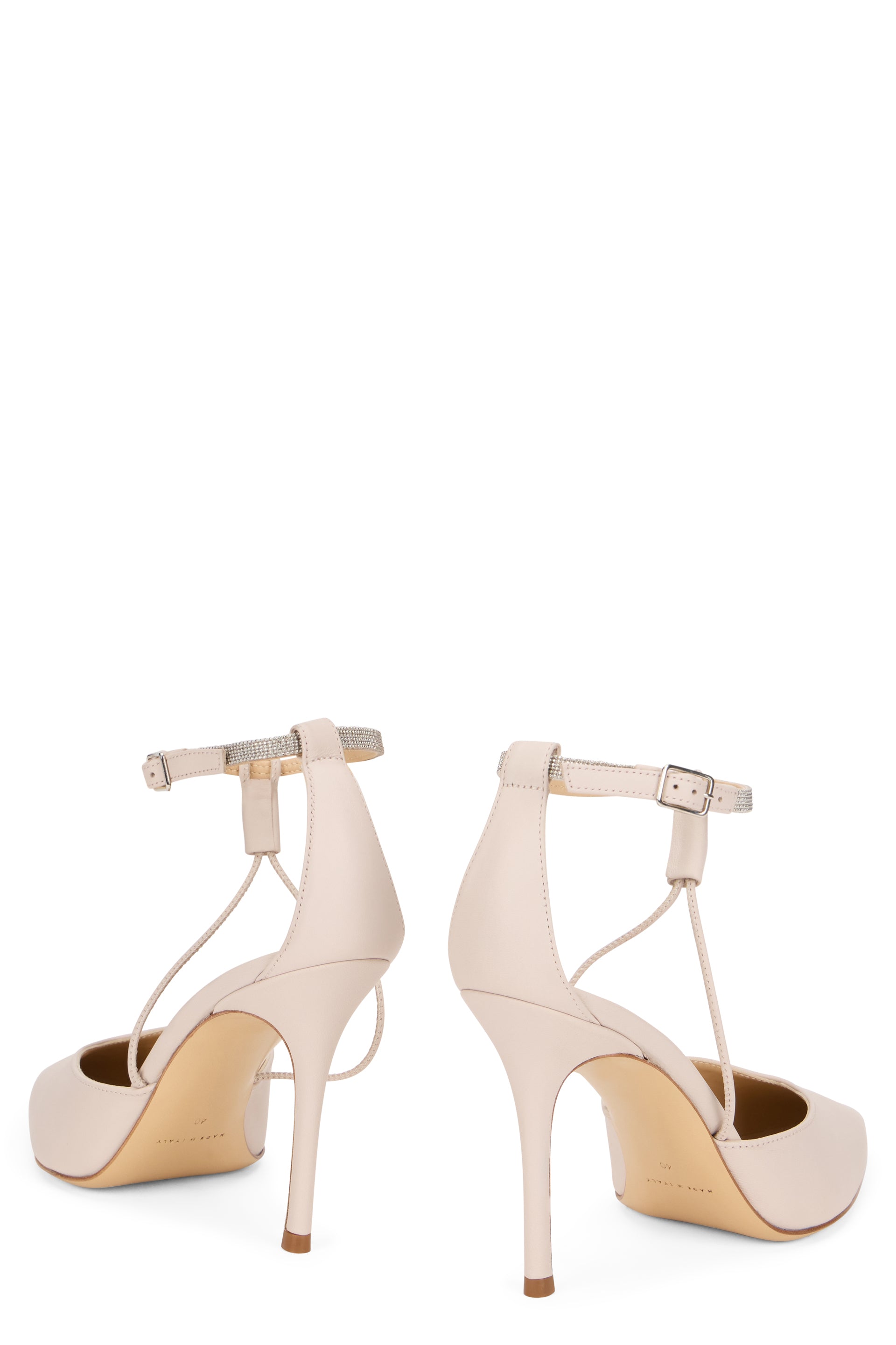 Elegant shoe with high heel in sand color.