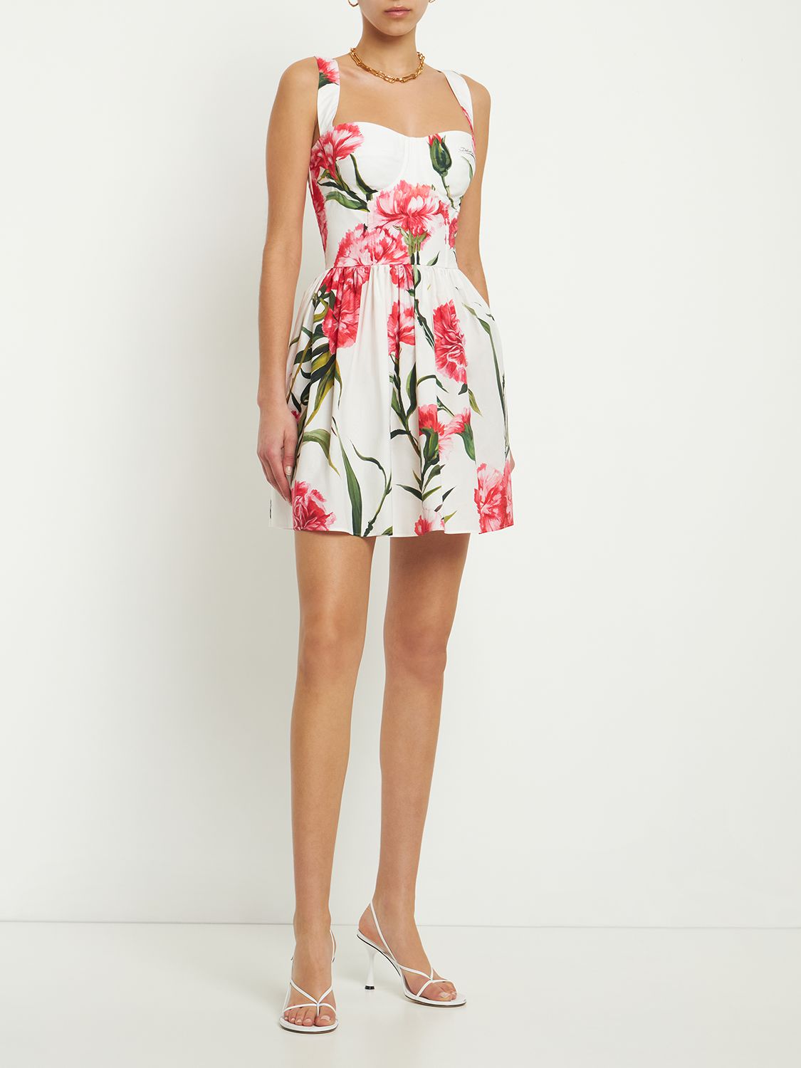 Short floral dress, romantic and comfortable