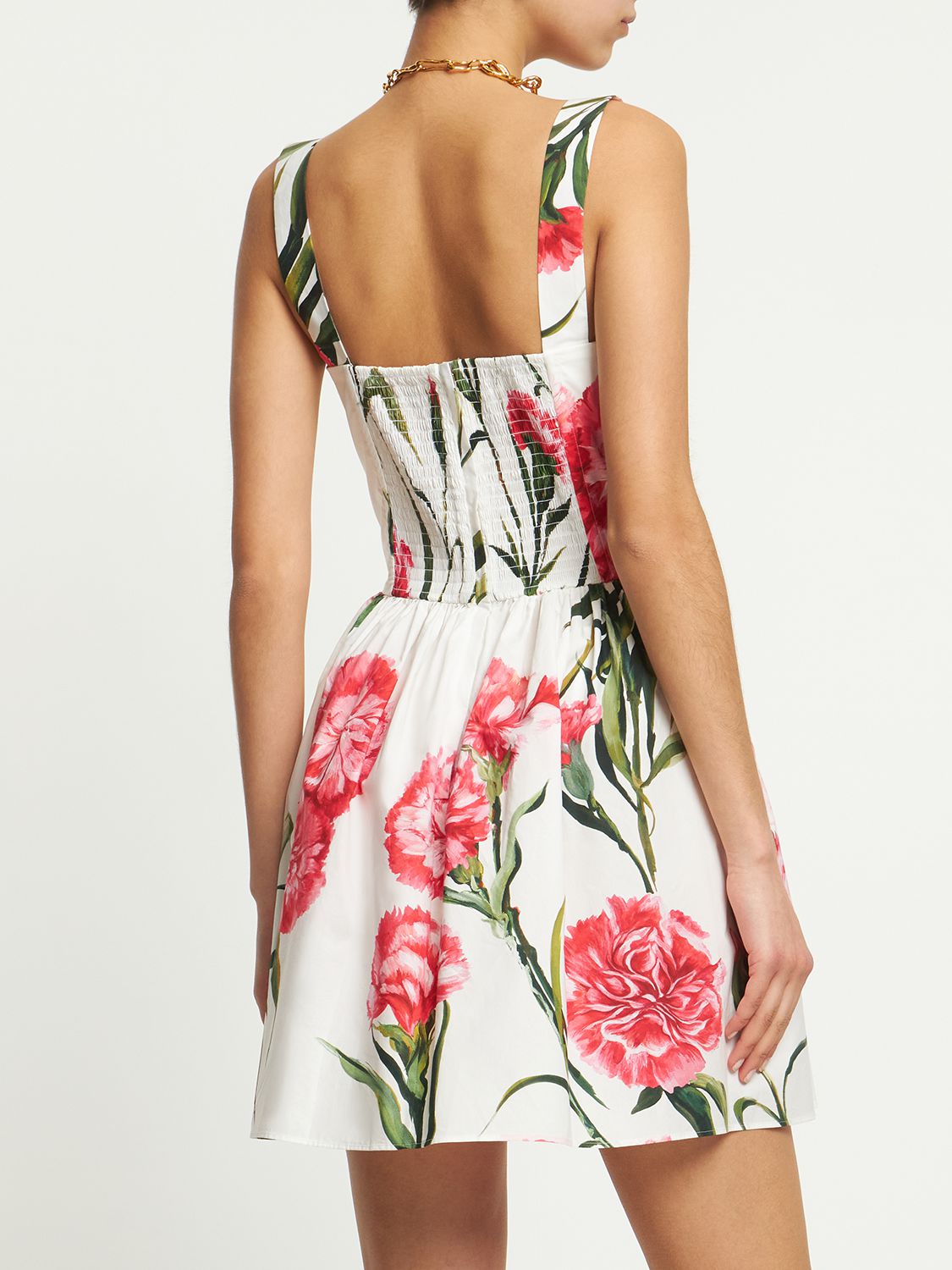 Short floral dress, romantic and comfortable