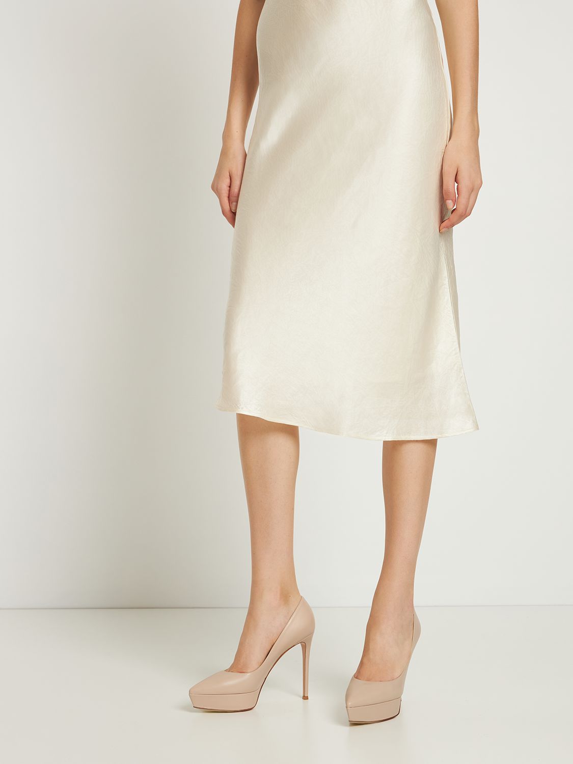 Décolleté with platform and elegant high heels