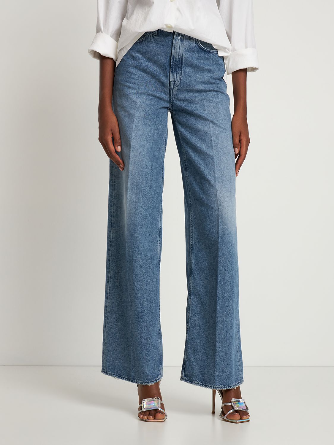 Elegant sandals with high heels and decoration