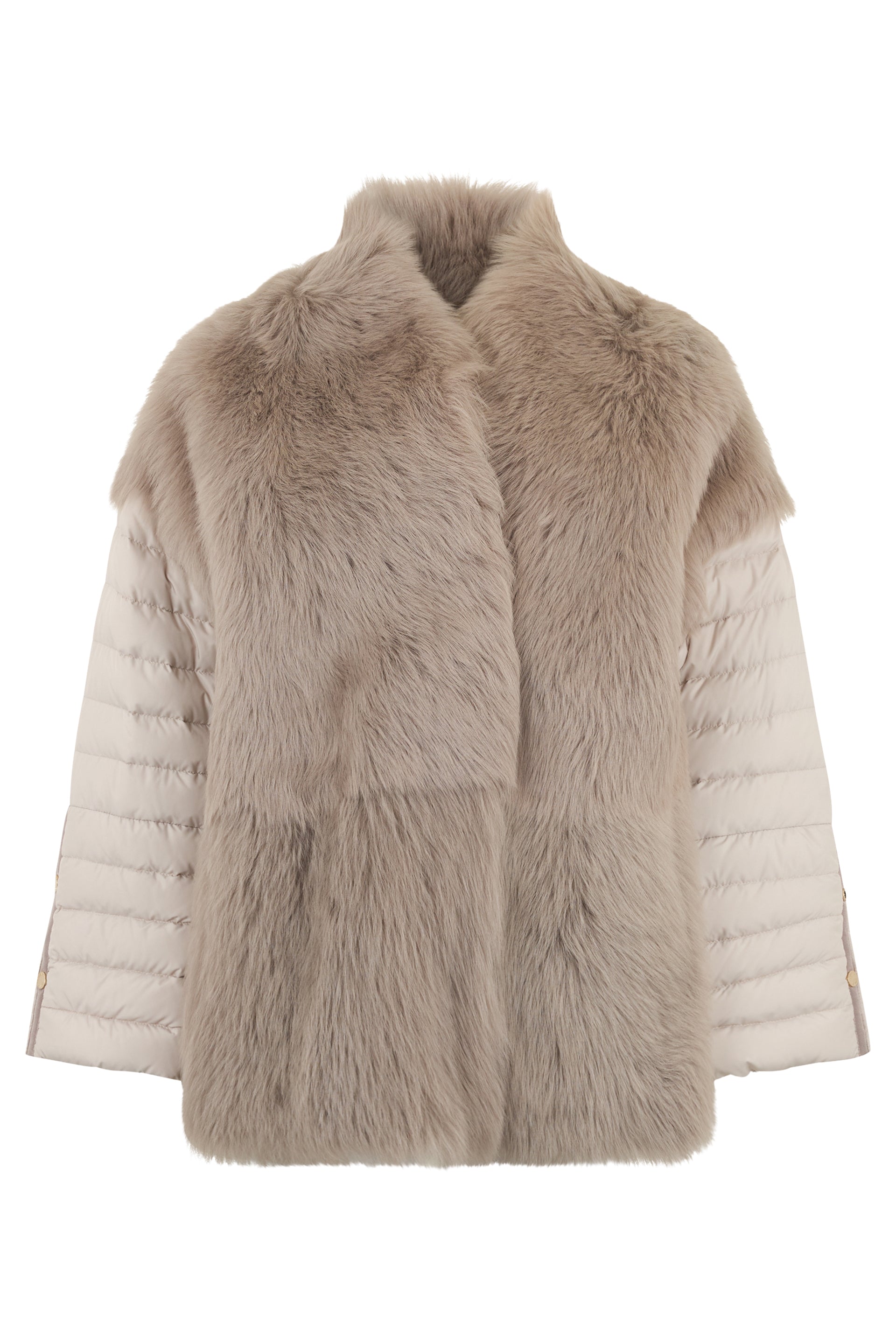 Synthetic fur in sand tones, ideal for winter outfits.